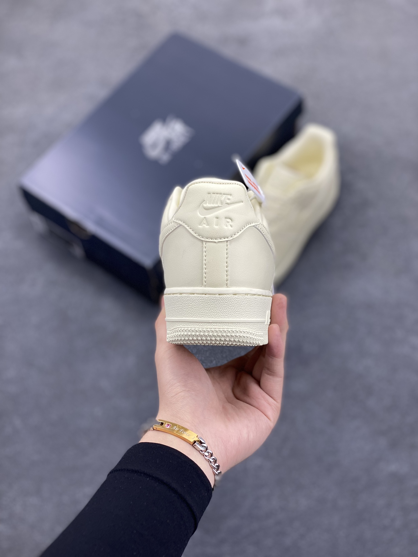 图片[4]-福利特价 Air Force 1 ‘07 Low 椰奶色 原楦头原纸板 打造纯正空军版型 #专注外贸渠道 全掌内置蜂窝气垫 #原盒配件 原厂中底钢印、拉帮完美 官方同步上架 货号：DM0211-101 尺码：36 36.5 37.5 38 38.5 39 40 40.5 41 42 42.5 43 44 44.5 45 46-选品中心