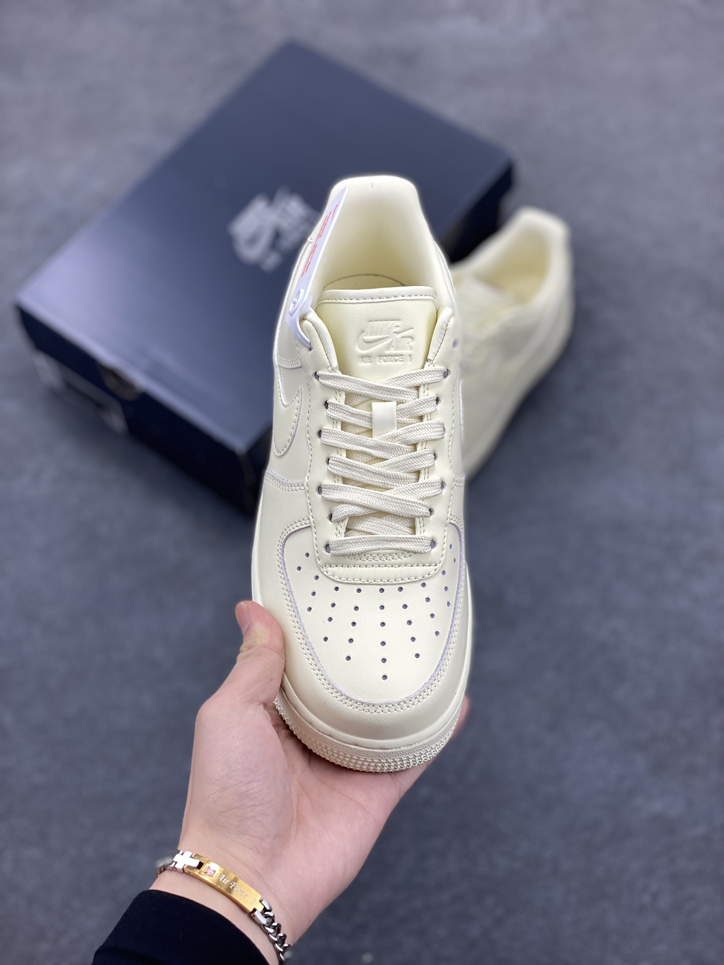 图片[2]-福利特价 Air Force 1 ‘07 Low 椰奶色 原楦头原纸板 打造纯正空军版型 #专注外贸渠道 全掌内置蜂窝气垫 #原盒配件 原厂中底钢印、拉帮完美 官方同步上架 货号：DM0211-101 尺码：36 36.5 37.5 38 38.5 39 40 40.5 41 42 42.5 43 44 44.5 45 46-选品中心