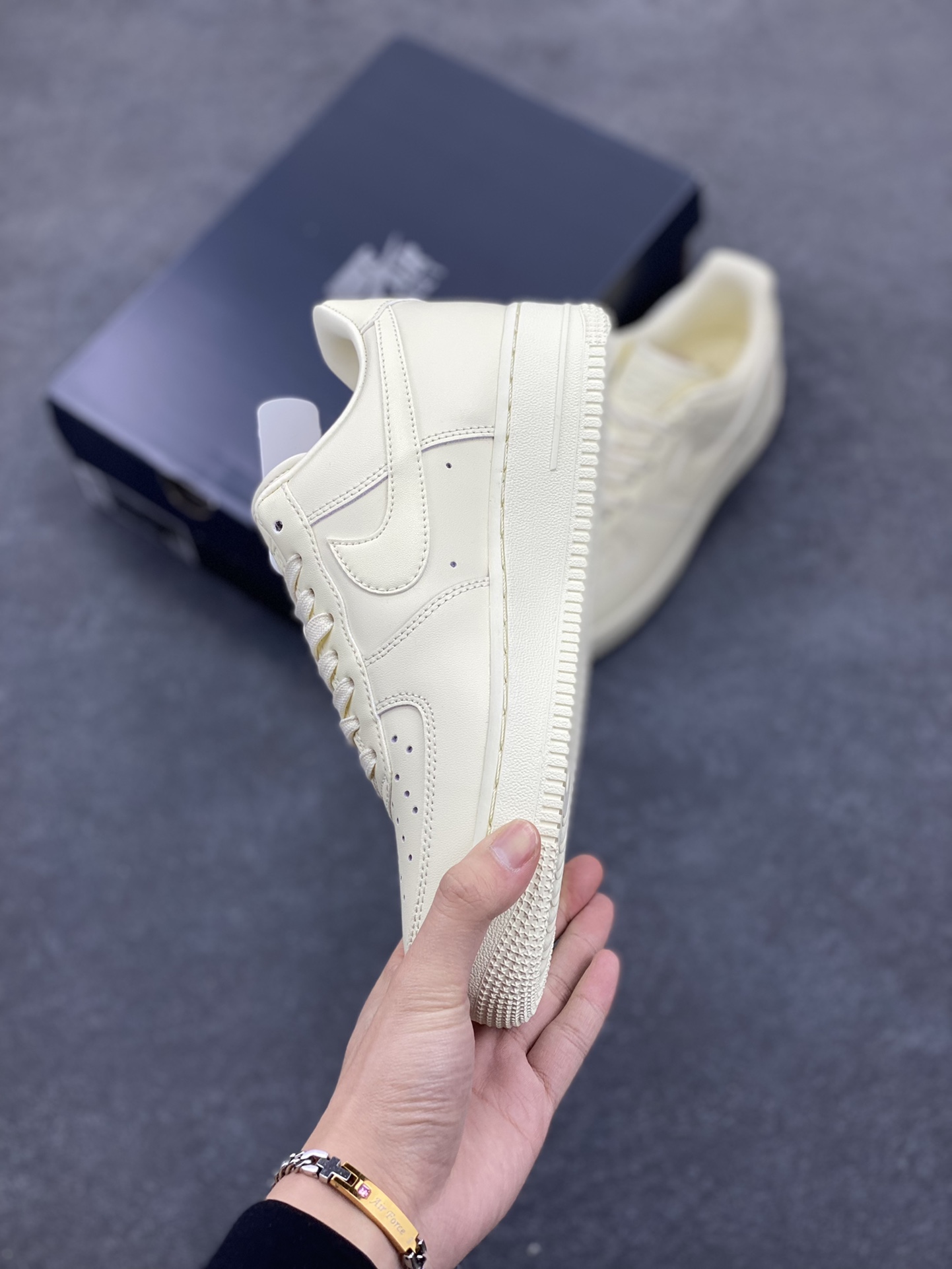 图片[3]-福利特价 Air Force 1 ‘07 Low 椰奶色 原楦头原纸板 打造纯正空军版型 #专注外贸渠道 全掌内置蜂窝气垫 #原盒配件 原厂中底钢印、拉帮完美 官方同步上架 货号：DM0211-101 尺码：36 36.5 37.5 38 38.5 39 40 40.5 41 42 42.5 43 44 44.5 45 46-选品中心