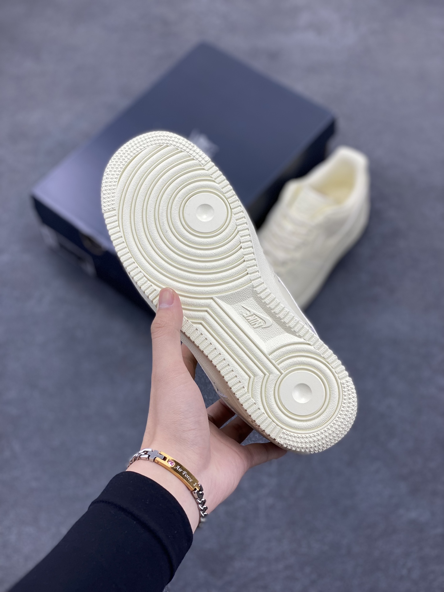 图片[5]-福利特价 Air Force 1 ‘07 Low 椰奶色 原楦头原纸板 打造纯正空军版型 #专注外贸渠道 全掌内置蜂窝气垫 #原盒配件 原厂中底钢印、拉帮完美 官方同步上架 货号：DM0211-101 尺码：36 36.5 37.5 38 38.5 39 40 40.5 41 42 42.5 43 44 44.5 45 46-选品中心