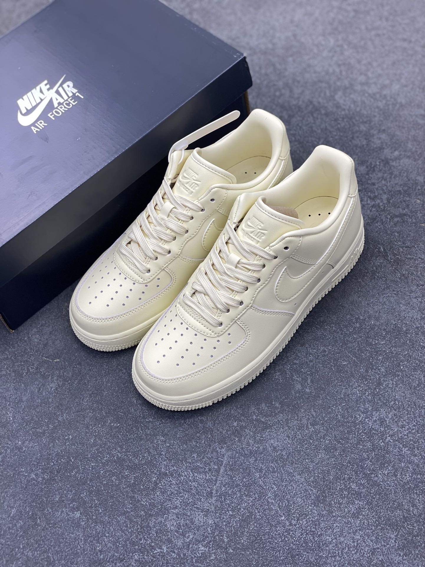 图片[8]-福利特价 Air Force 1 ‘07 Low 椰奶色 原楦头原纸板 打造纯正空军版型 #专注外贸渠道 全掌内置蜂窝气垫 #原盒配件 原厂中底钢印、拉帮完美 官方同步上架 货号：DM0211-101 尺码：36 36.5 37.5 38 38.5 39 40 40.5 41 42 42.5 43 44 44.5 45 46-选品中心