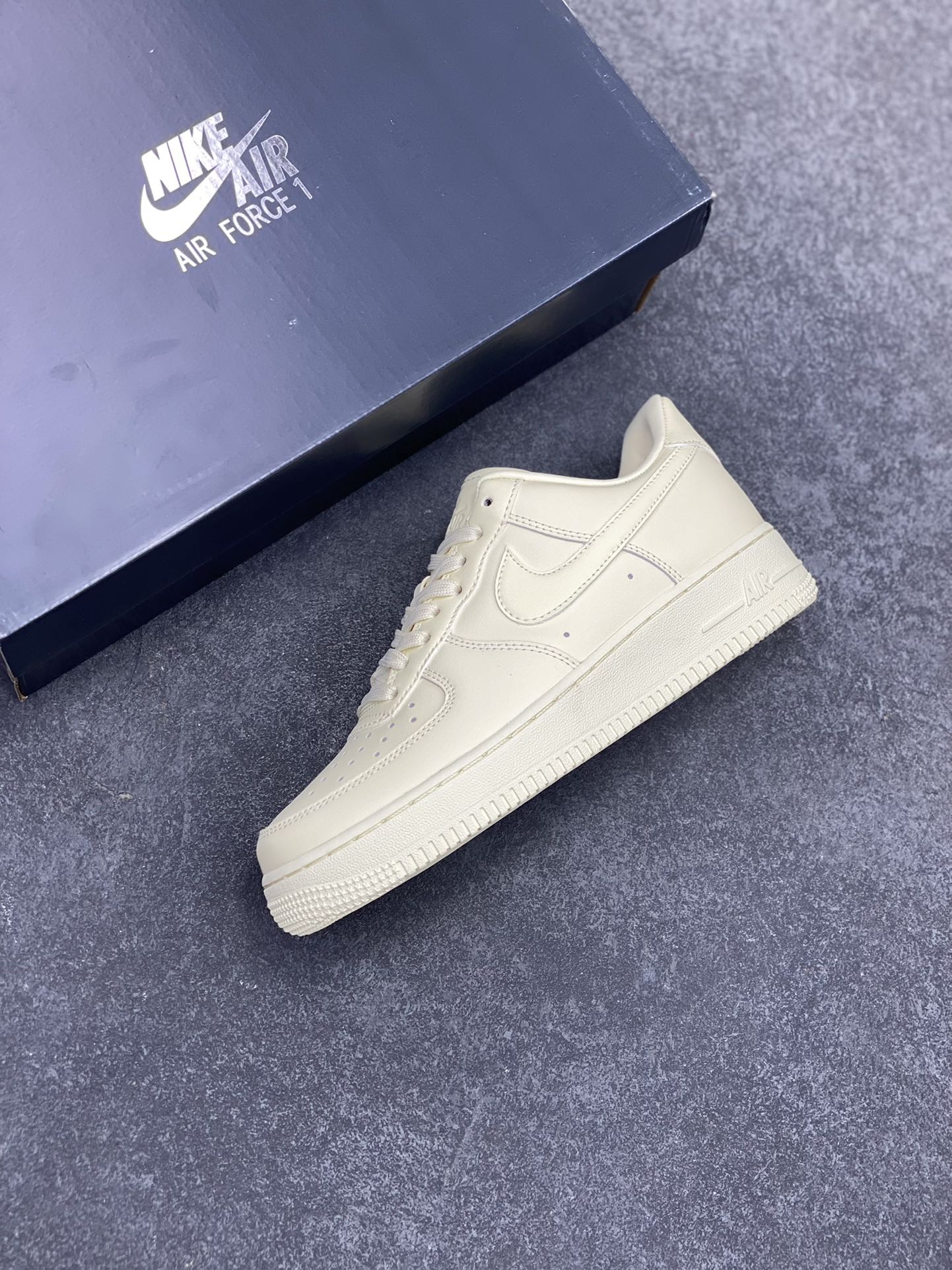 图片[7]-福利特价 Air Force 1 ‘07 Low 椰奶色 原楦头原纸板 打造纯正空军版型 #专注外贸渠道 全掌内置蜂窝气垫 #原盒配件 原厂中底钢印、拉帮完美 官方同步上架 货号：DM0211-101 尺码：36 36.5 37.5 38 38.5 39 40 40.5 41 42 42.5 43 44 44.5 45 46-选品中心