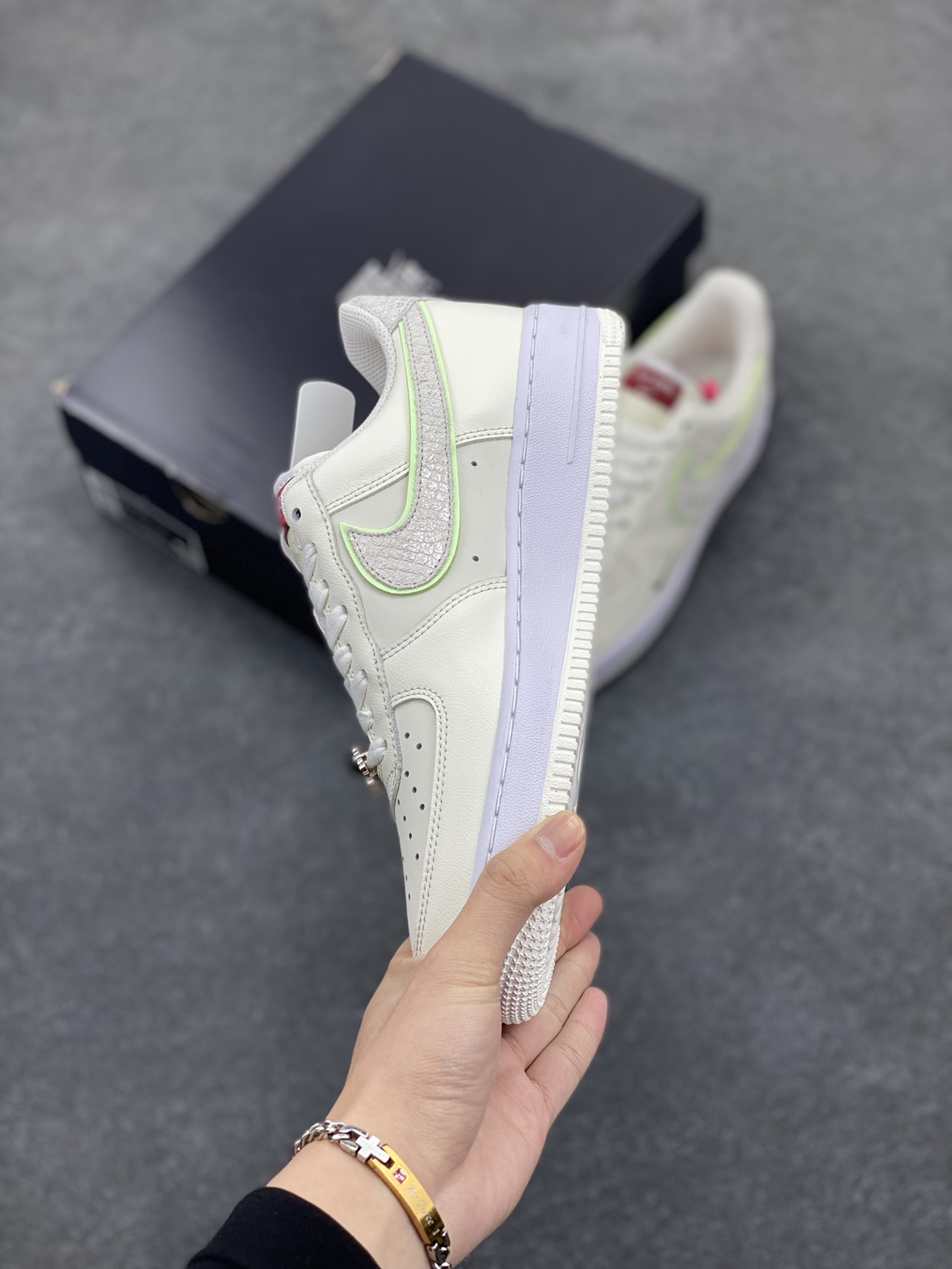 图片[3]-福利特价 Nike Air Force 1 空军一号 休闲板鞋 龙年 原楦头原纸板 打造纯正空军版型#专注外贸渠道 #原盒配件 原厂中底钢印、拉帮完美 货号：FZ5052-131 尺码：36 36.5 37.5 38 38.5 39 40 40.5 41 42 42.5 43 44 44.5 45-选品中心