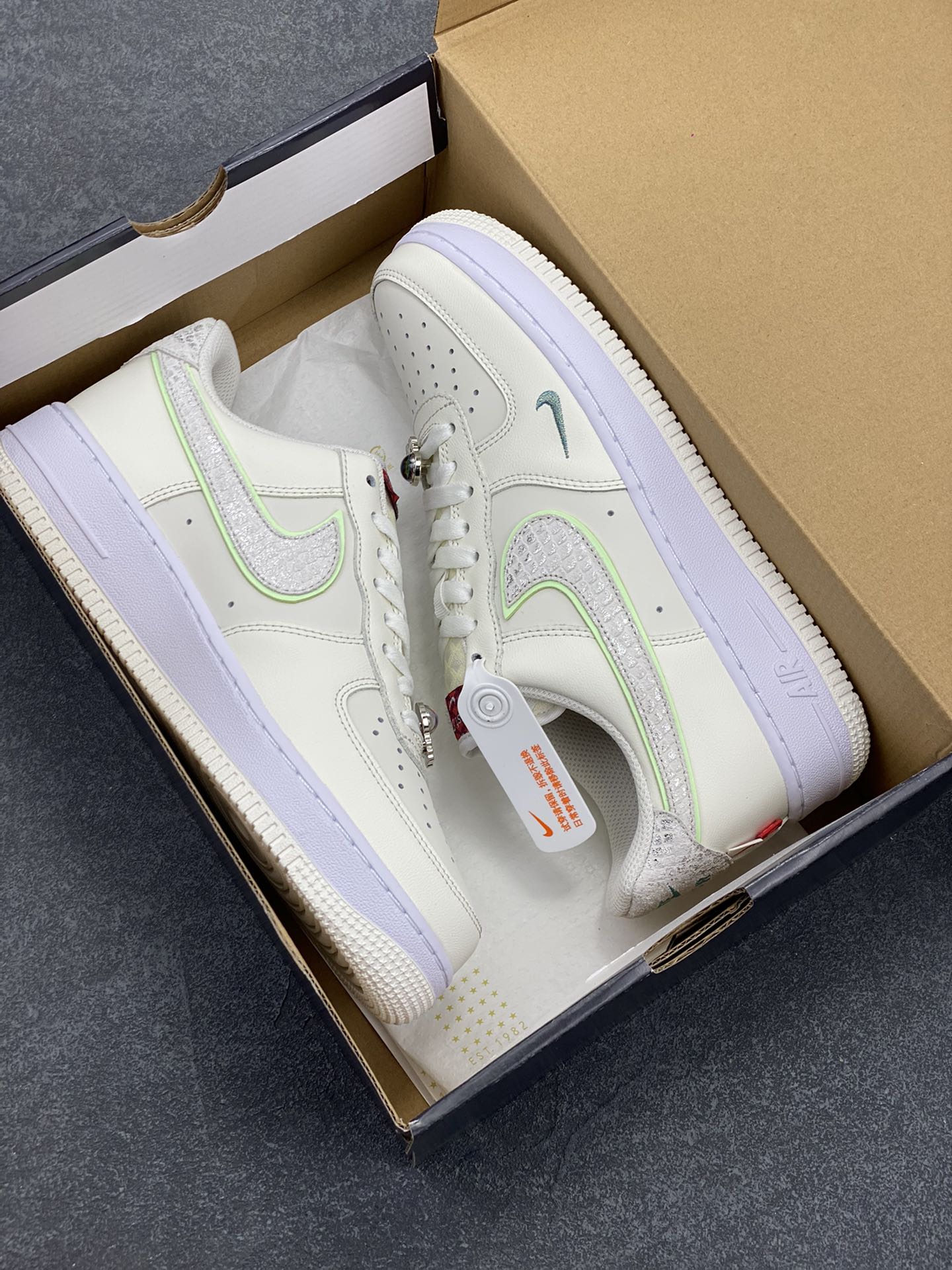 图片[9]-福利特价 Nike Air Force 1 空军一号 休闲板鞋 龙年 原楦头原纸板 打造纯正空军版型#专注外贸渠道 #原盒配件 原厂中底钢印、拉帮完美 货号：FZ5052-131 尺码：36 36.5 37.5 38 38.5 39 40 40.5 41 42 42.5 43 44 44.5 45-选品中心