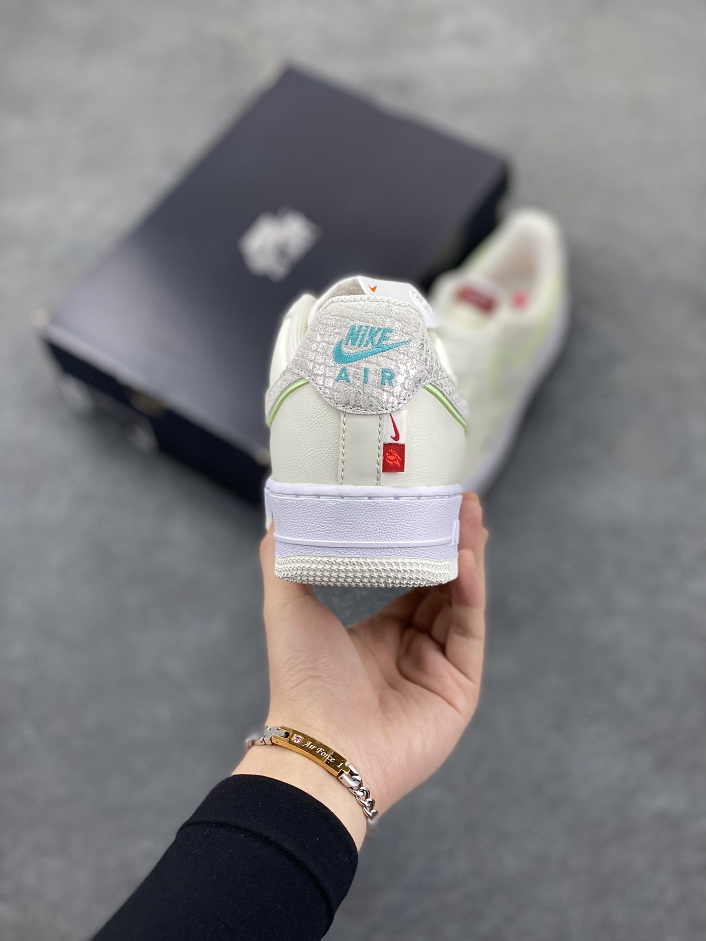 图片[4]-福利特价 Nike Air Force 1 空军一号 休闲板鞋 龙年 原楦头原纸板 打造纯正空军版型#专注外贸渠道 #原盒配件 原厂中底钢印、拉帮完美 货号：FZ5052-131 尺码：36 36.5 37.5 38 38.5 39 40 40.5 41 42 42.5 43 44 44.5 45-选品中心
