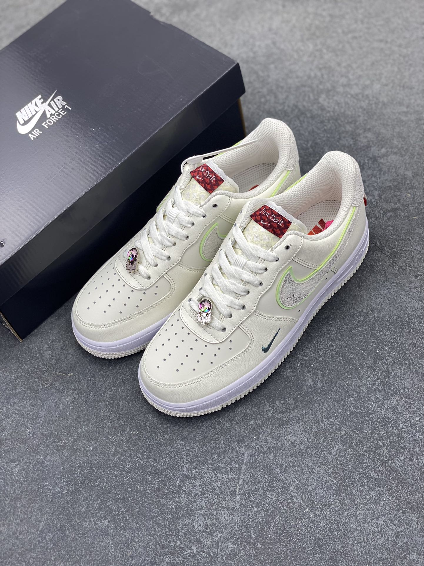 图片[8]-福利特价 Nike Air Force 1 空军一号 休闲板鞋 龙年 原楦头原纸板 打造纯正空军版型#专注外贸渠道 #原盒配件 原厂中底钢印、拉帮完美 货号：FZ5052-131 尺码：36 36.5 37.5 38 38.5 39 40 40.5 41 42 42.5 43 44 44.5 45-选品中心