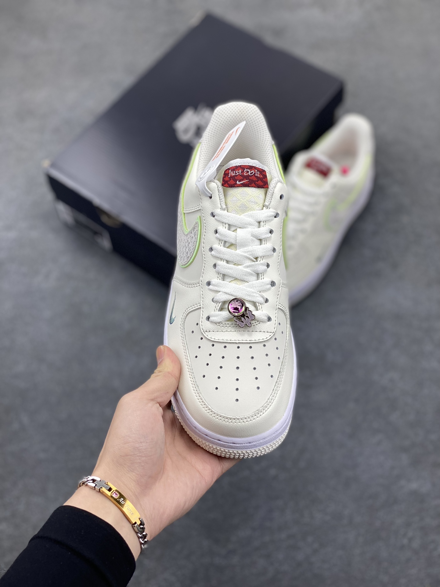 图片[2]-福利特价 Nike Air Force 1 空军一号 休闲板鞋 龙年 原楦头原纸板 打造纯正空军版型#专注外贸渠道 #原盒配件 原厂中底钢印、拉帮完美 货号：FZ5052-131 尺码：36 36.5 37.5 38 38.5 39 40 40.5 41 42 42.5 43 44 44.5 45-选品中心