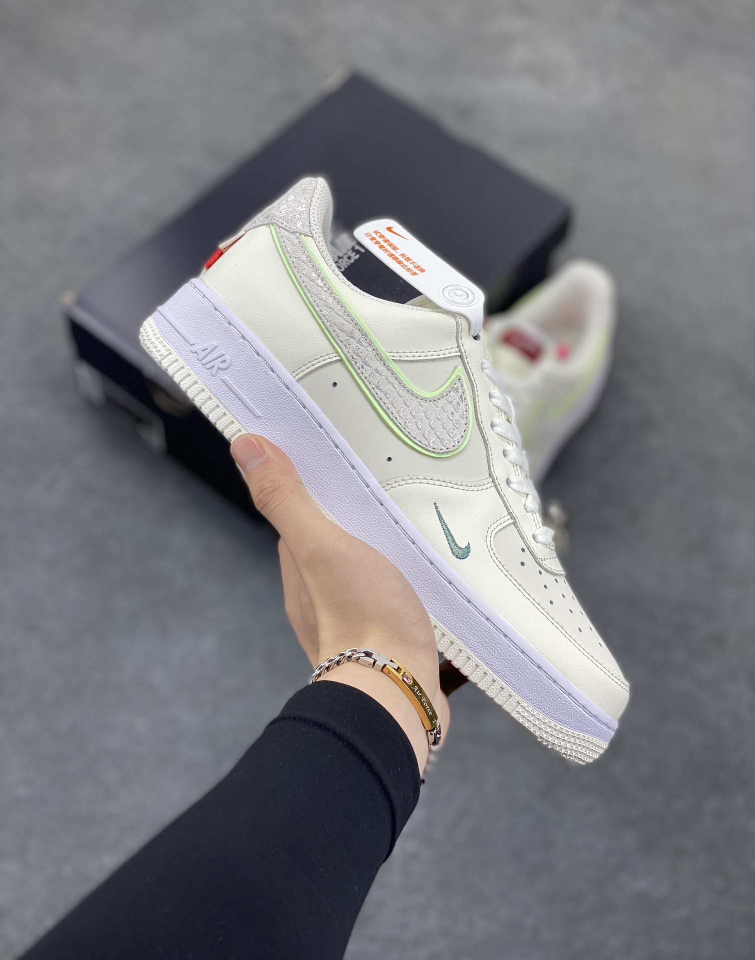 福利特价 Nike Air Force 1 空军一号 休闲板鞋 龙年 原楦头原纸板 打造纯正空军版型#专注外贸渠道 #原盒配件 原厂中底钢印、拉帮完美 货号:FZ5052-131 尺码:36 36.5 37.5 38 38.5 39 40 40.5 41 42 42.5 43 44 44.5 45-选品中心