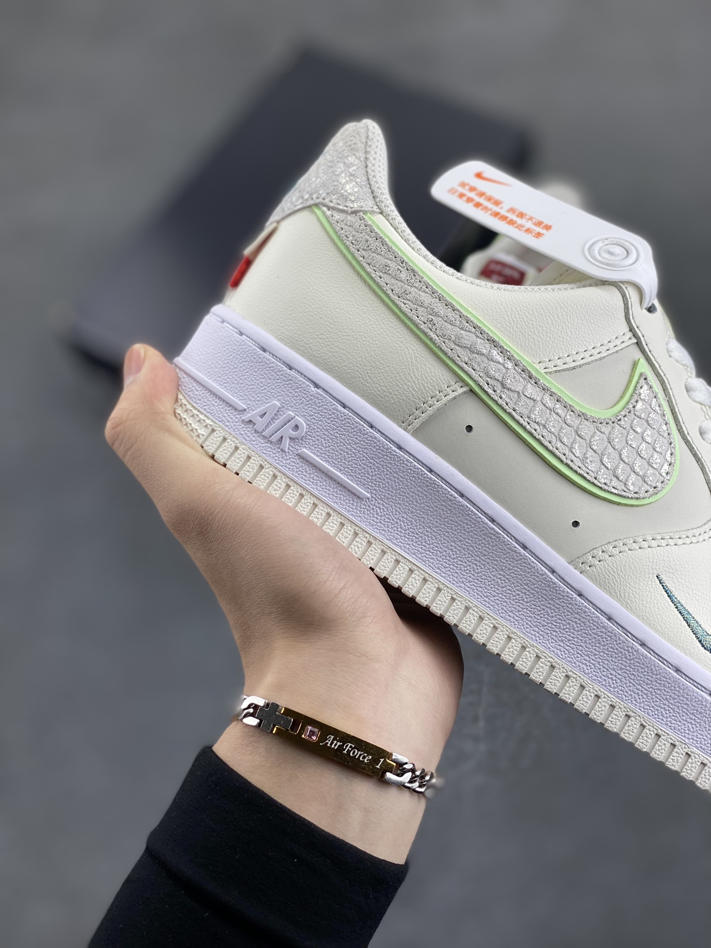 图片[6]-福利特价 Nike Air Force 1 空军一号 休闲板鞋 龙年 原楦头原纸板 打造纯正空军版型#专注外贸渠道 #原盒配件 原厂中底钢印、拉帮完美 货号：FZ5052-131 尺码：36 36.5 37.5 38 38.5 39 40 40.5 41 42 42.5 43 44 44.5 45-选品中心