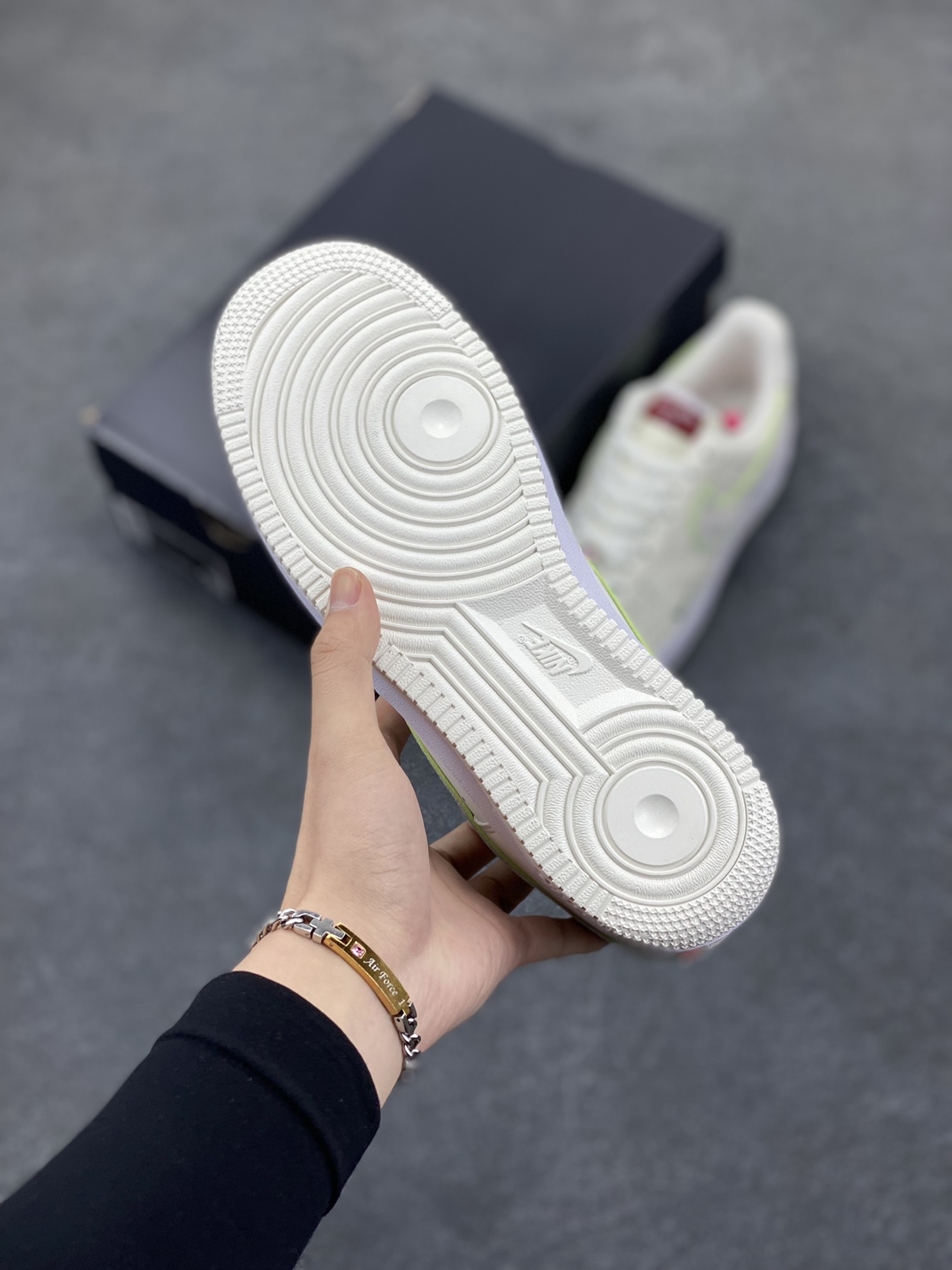 图片[5]-福利特价 Nike Air Force 1 空军一号 休闲板鞋 龙年 原楦头原纸板 打造纯正空军版型#专注外贸渠道 #原盒配件 原厂中底钢印、拉帮完美 货号：FZ5052-131 尺码：36 36.5 37.5 38 38.5 39 40 40.5 41 42 42.5 43 44 44.5 45-选品中心