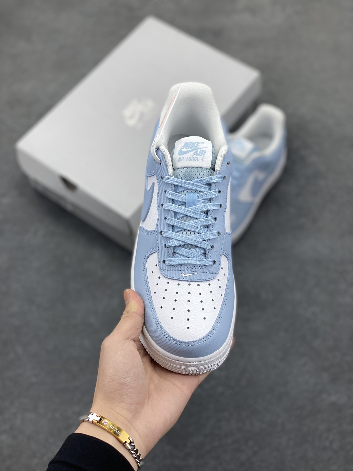 图片[2]-福利特价 Nike Air Force 1 Low 白蓝 空军一号低帮运动休闲板鞋 原楦头原纸板 打造纯正空军版型#专注外贸渠道 全掌内置蜂窝气垫 #原盒配件 原厂中底钢印、拉帮完美 货号：FZ4627-400 尺码：36 36.5 37.5 38 38.5 39 40 40.5 41 42 42.5 43 44 44.5 45-选品中心