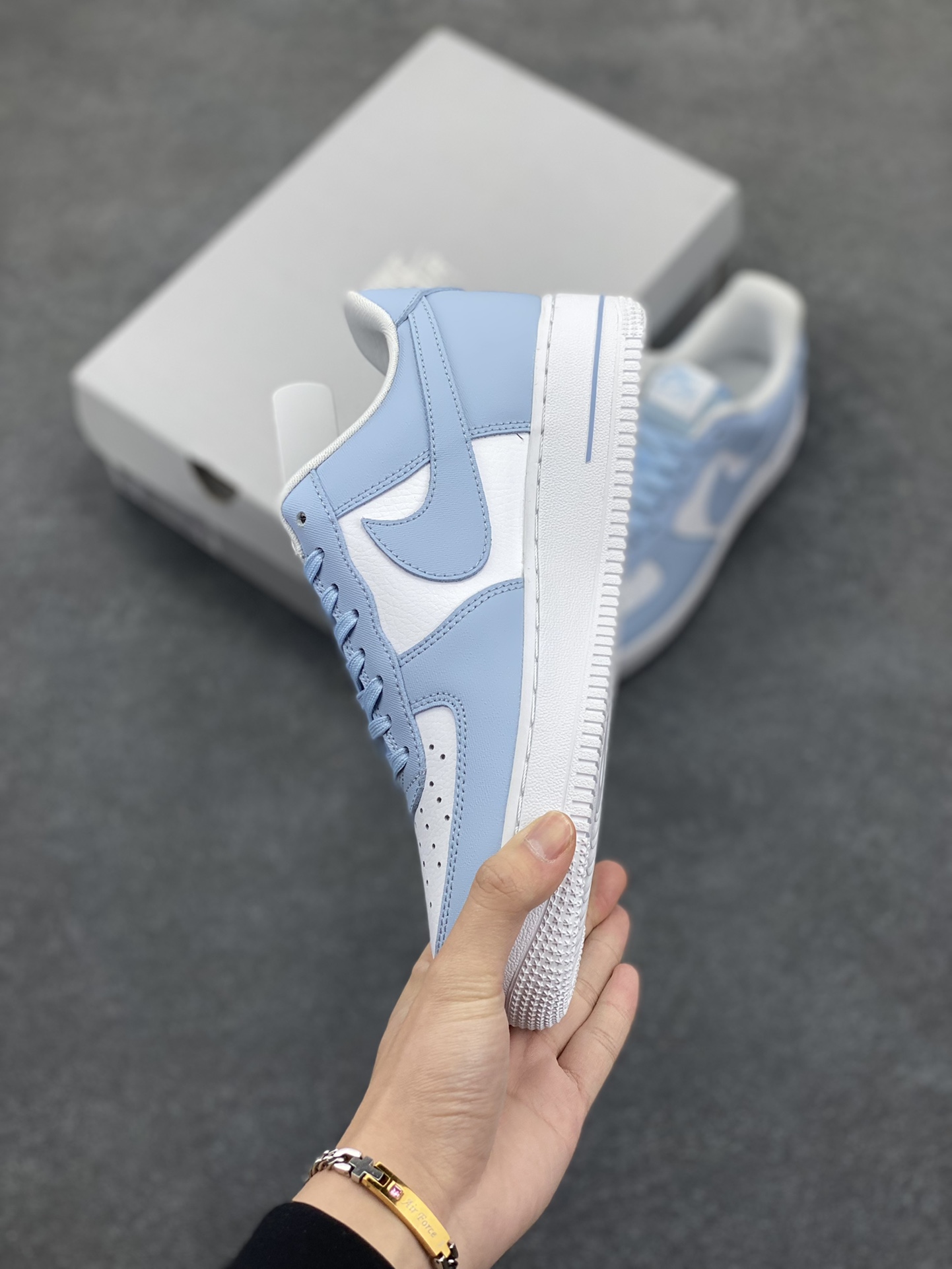 图片[3]-福利特价 Nike Air Force 1 Low 白蓝 空军一号低帮运动休闲板鞋 原楦头原纸板 打造纯正空军版型#专注外贸渠道 全掌内置蜂窝气垫 #原盒配件 原厂中底钢印、拉帮完美 货号：FZ4627-400 尺码：36 36.5 37.5 38 38.5 39 40 40.5 41 42 42.5 43 44 44.5 45-选品中心