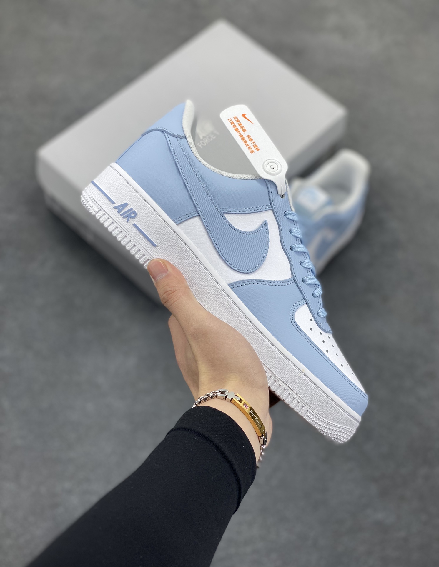 福利特价 Nike Air Force 1 Low 白蓝 空军一号低帮运动休闲板鞋 原楦头原纸板 打造纯正空军版型#专注外贸渠道 全掌内置蜂窝气垫 #原盒配件 原厂中底钢印、拉帮完美 货号：FZ4627-400 尺码：36 36.5 37.5 38 38.5 39 40 40.5 41 42 42.5 43 44 44.5 45-选品中心