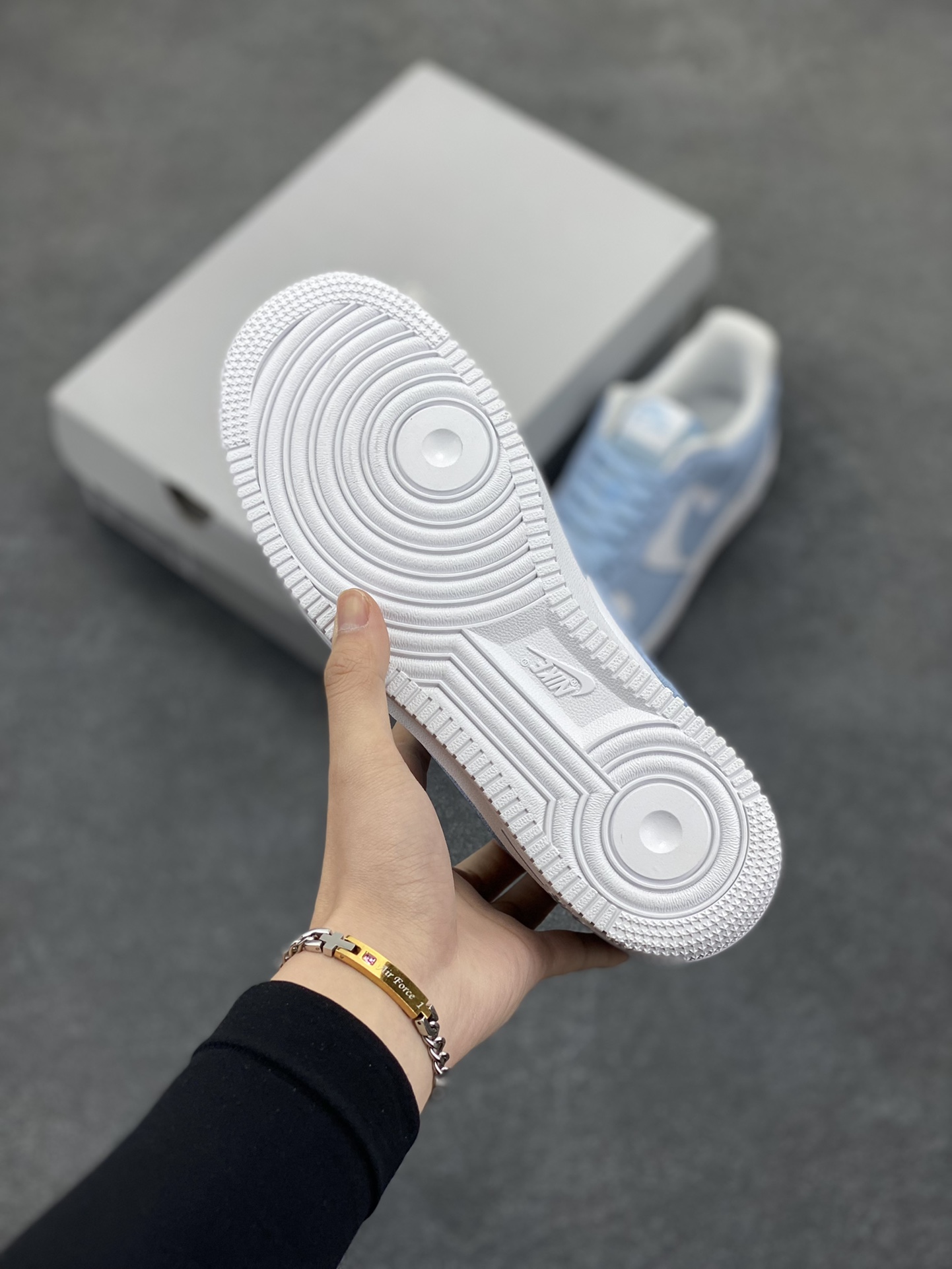 图片[5]-福利特价 Nike Air Force 1 Low 白蓝 空军一号低帮运动休闲板鞋 原楦头原纸板 打造纯正空军版型#专注外贸渠道 全掌内置蜂窝气垫 #原盒配件 原厂中底钢印、拉帮完美 货号：FZ4627-400 尺码：36 36.5 37.5 38 38.5 39 40 40.5 41 42 42.5 43 44 44.5 45-选品中心