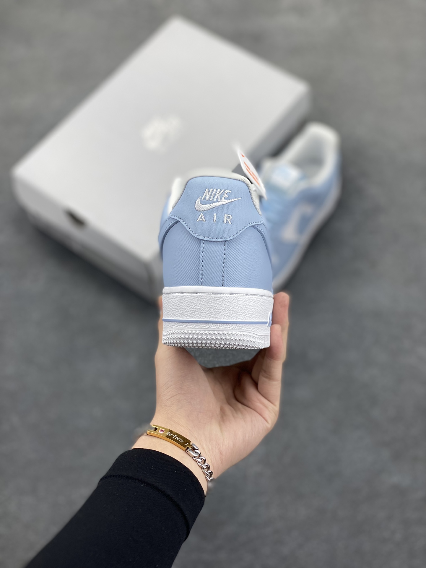 图片[4]-福利特价 Nike Air Force 1 Low 白蓝 空军一号低帮运动休闲板鞋 原楦头原纸板 打造纯正空军版型#专注外贸渠道 全掌内置蜂窝气垫 #原盒配件 原厂中底钢印、拉帮完美 货号：FZ4627-400 尺码：36 36.5 37.5 38 38.5 39 40 40.5 41 42 42.5 43 44 44.5 45-选品中心