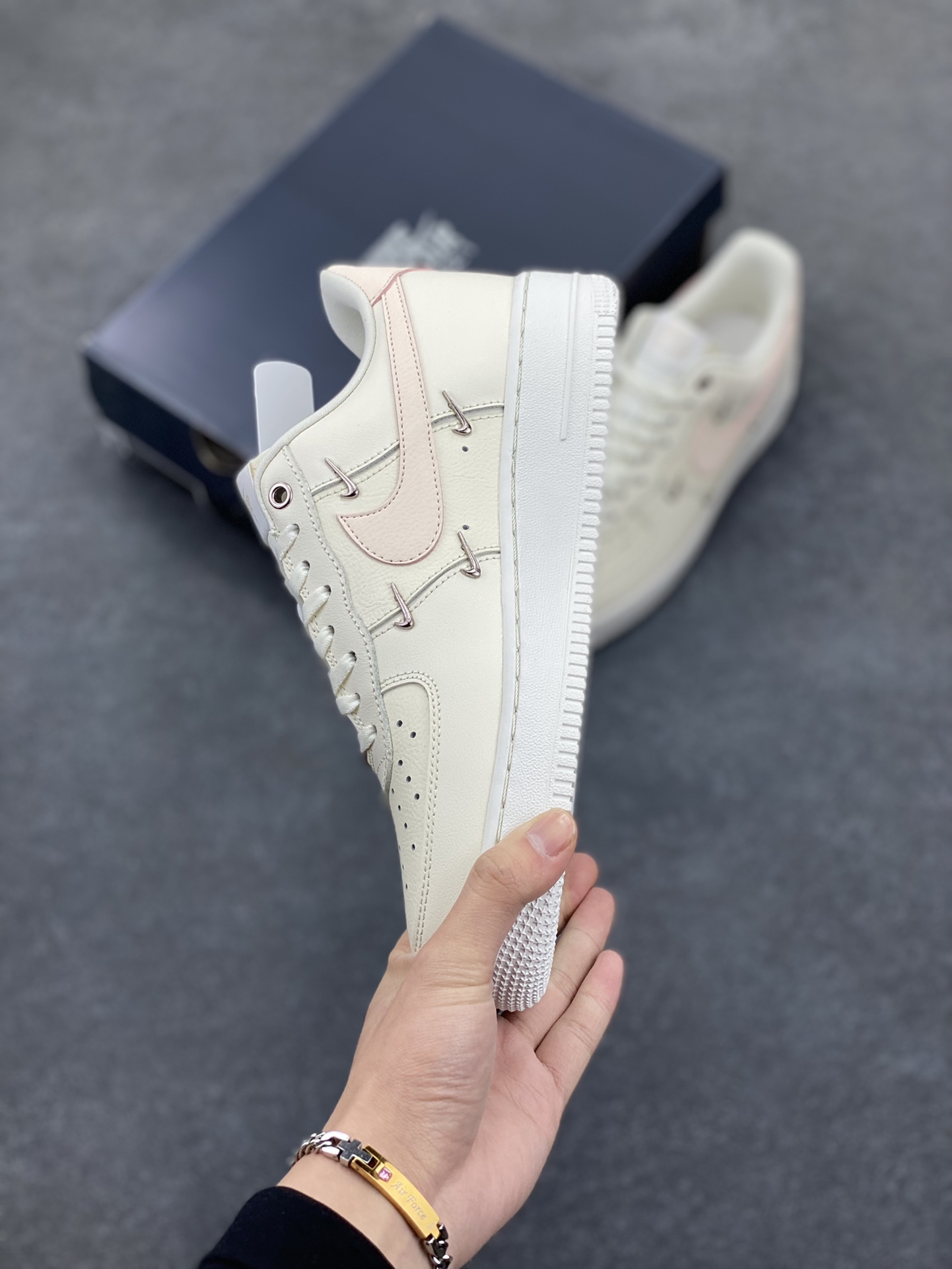 图片[3]-福利特价 Nk Air Force 1‘07 Low 联名 玫瑰小金勾 空军一号低帮休闲板鞋 #经典无需质疑 街头极高的出镜率已经说明了它的魅力 而鞋侧排序整齐的四个小银勾在经典的基础上突出新奇个性 潮人们演绎的各式帅气穿搭 也为这款复古鞋款注入更多的生鲜活力。 货号：FV8110-181 尺码：36 36.5 37.5 38 38.5 39 40 40.5 41 42 42.5 43 44 44.5 45-选品中心