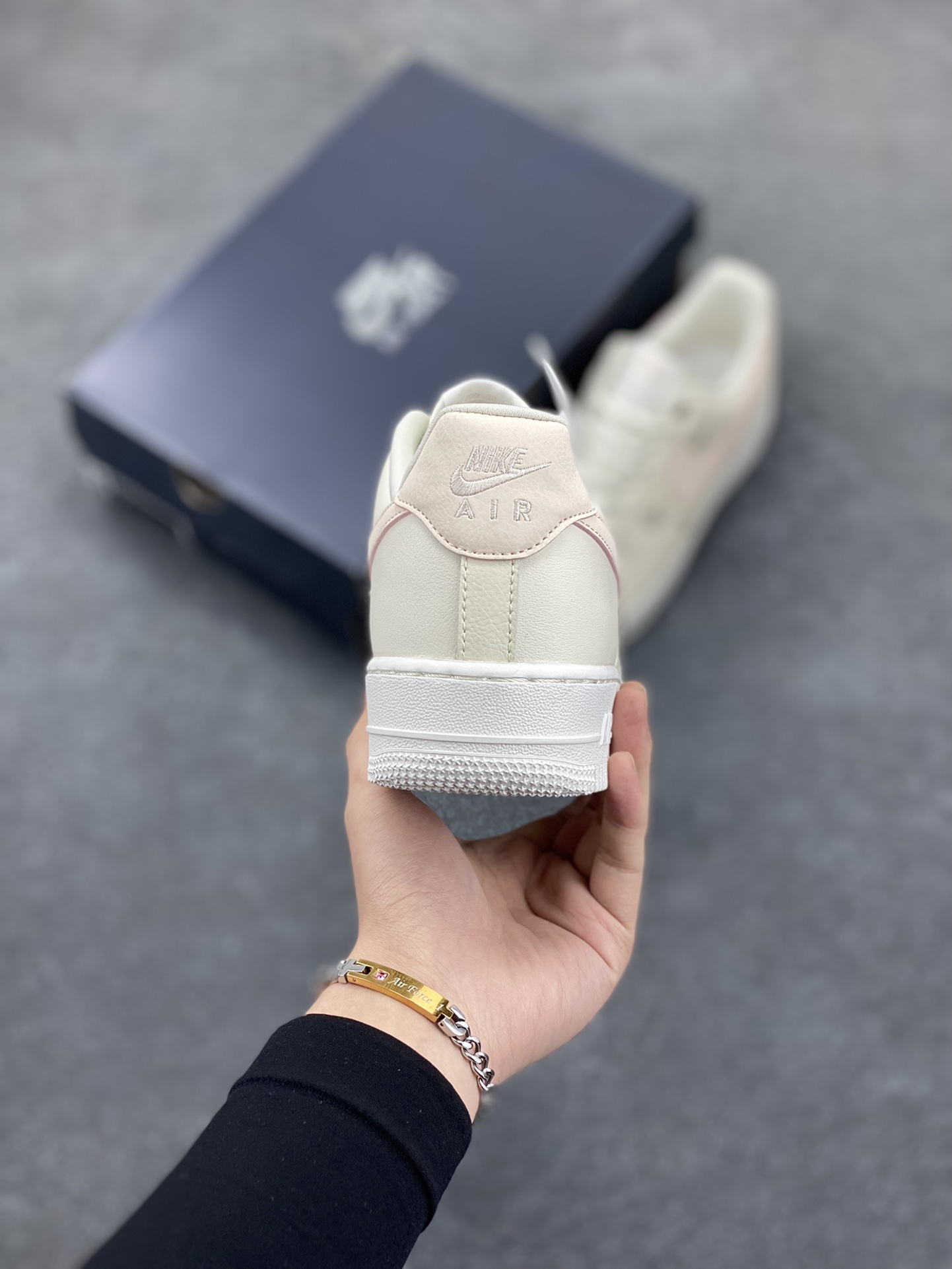 图片[4]-福利特价 Nk Air Force 1‘07 Low 联名 玫瑰小金勾 空军一号低帮休闲板鞋 #经典无需质疑 街头极高的出镜率已经说明了它的魅力 而鞋侧排序整齐的四个小银勾在经典的基础上突出新奇个性 潮人们演绎的各式帅气穿搭 也为这款复古鞋款注入更多的生鲜活力。 货号：FV8110-181 尺码：36 36.5 37.5 38 38.5 39 40 40.5 41 42 42.5 43 44 44.5 45-选品中心