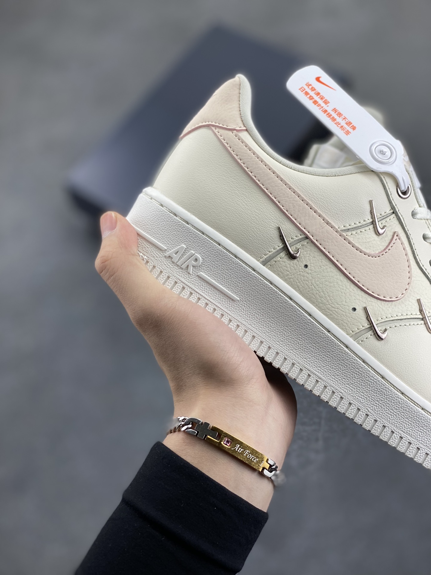 图片[6]-福利特价 Nk Air Force 1‘07 Low 联名 玫瑰小金勾 空军一号低帮休闲板鞋 #经典无需质疑 街头极高的出镜率已经说明了它的魅力 而鞋侧排序整齐的四个小银勾在经典的基础上突出新奇个性 潮人们演绎的各式帅气穿搭 也为这款复古鞋款注入更多的生鲜活力。 货号：FV8110-181 尺码：36 36.5 37.5 38 38.5 39 40 40.5 41 42 42.5 43 44 44.5 45-选品中心