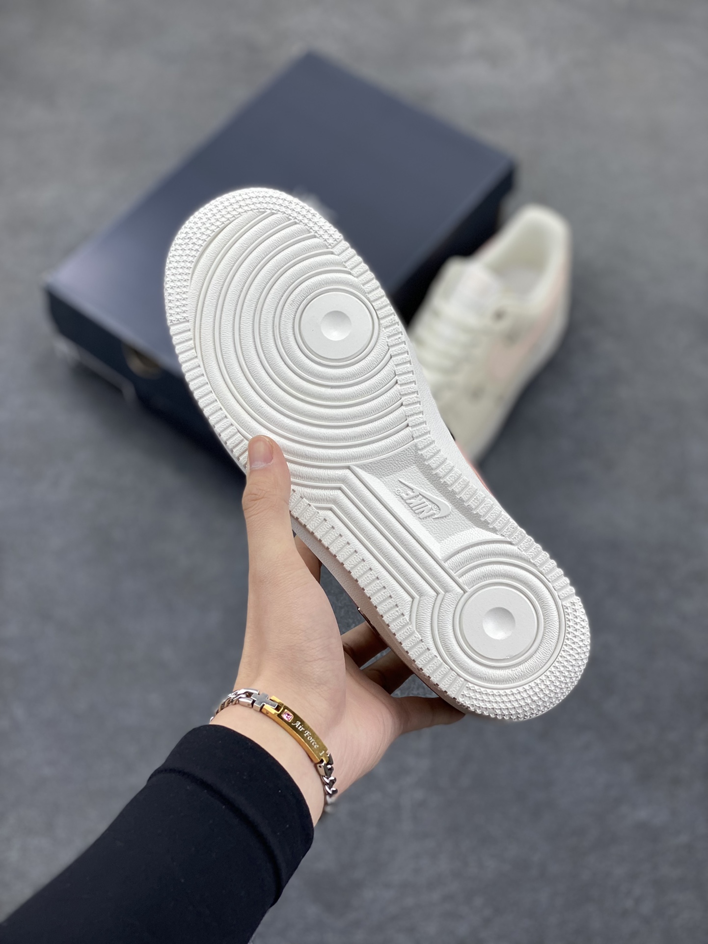 图片[5]-福利特价 Nk Air Force 1‘07 Low 联名 玫瑰小金勾 空军一号低帮休闲板鞋 #经典无需质疑 街头极高的出镜率已经说明了它的魅力 而鞋侧排序整齐的四个小银勾在经典的基础上突出新奇个性 潮人们演绎的各式帅气穿搭 也为这款复古鞋款注入更多的生鲜活力。 货号：FV8110-181 尺码：36 36.5 37.5 38 38.5 39 40 40.5 41 42 42.5 43 44 44.5 45-选品中心