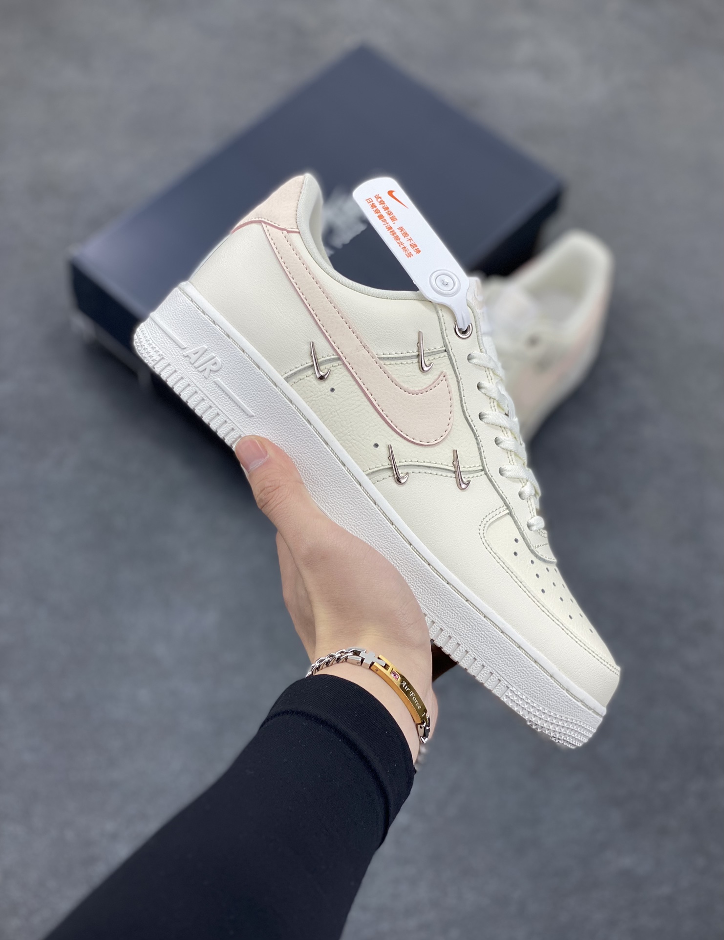 福利特价 Nk Air Force 1‘07 Low 联名 玫瑰小金勾 空军一号低帮休闲板鞋 #经典无需质疑 街头极高的出镜率已经说明了它的魅力 而鞋侧排序整齐的四个小银勾在经典的基础上突出新奇个性 潮人们演绎的各式帅气穿搭 也为这款复古鞋款注入更多的生鲜活力。 货号：FV8110-181 尺码：36 36.5 37.5 38 38.5 39 40 40.5 41 42 42.5 43 44 44.5 45-选品中心