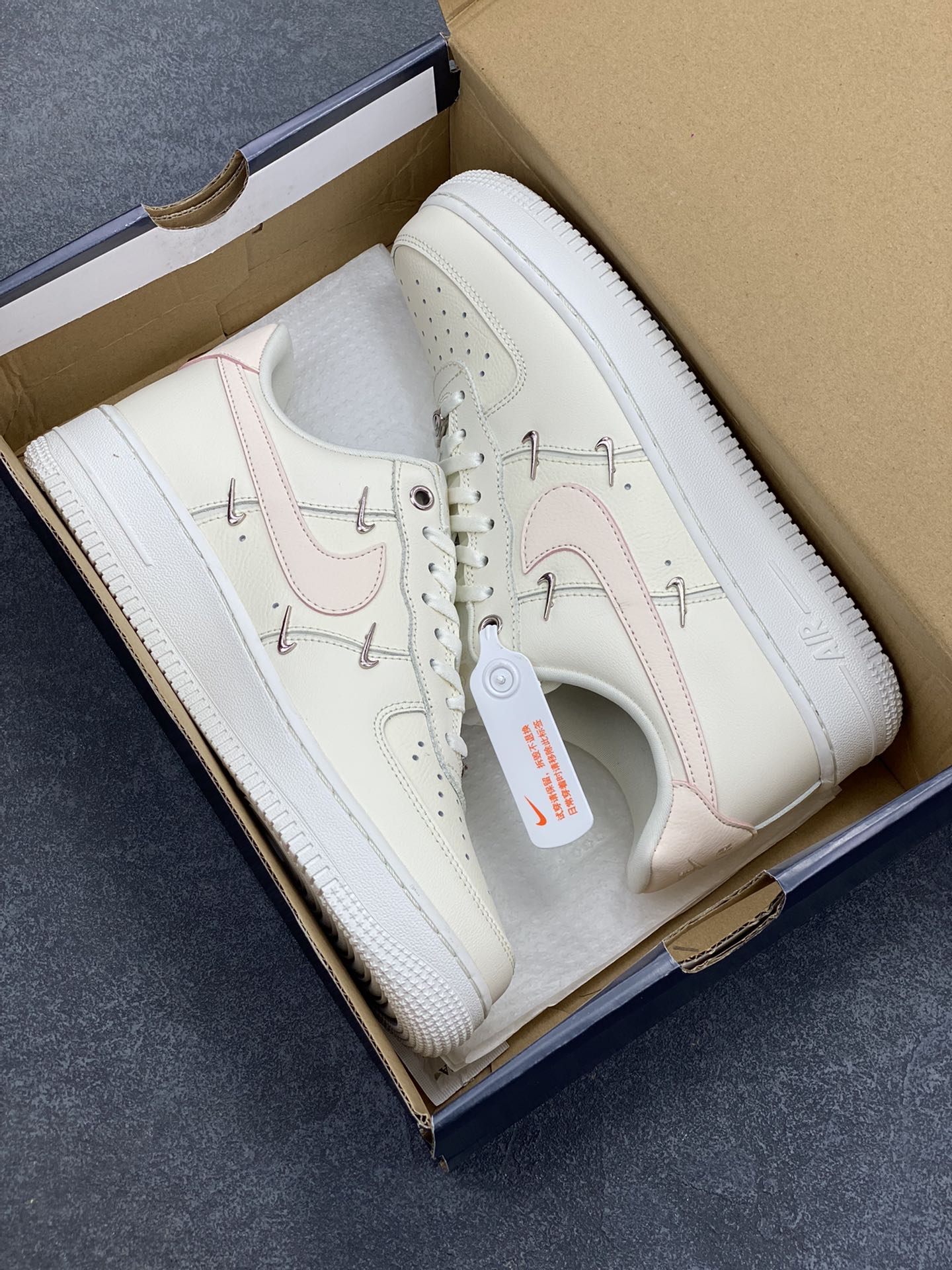 图片[9]-福利特价 Nk Air Force 1‘07 Low 联名 玫瑰小金勾 空军一号低帮休闲板鞋 #经典无需质疑 街头极高的出镜率已经说明了它的魅力 而鞋侧排序整齐的四个小银勾在经典的基础上突出新奇个性 潮人们演绎的各式帅气穿搭 也为这款复古鞋款注入更多的生鲜活力。 货号：FV8110-181 尺码：36 36.5 37.5 38 38.5 39 40 40.5 41 42 42.5 43 44 44.5 45-选品中心