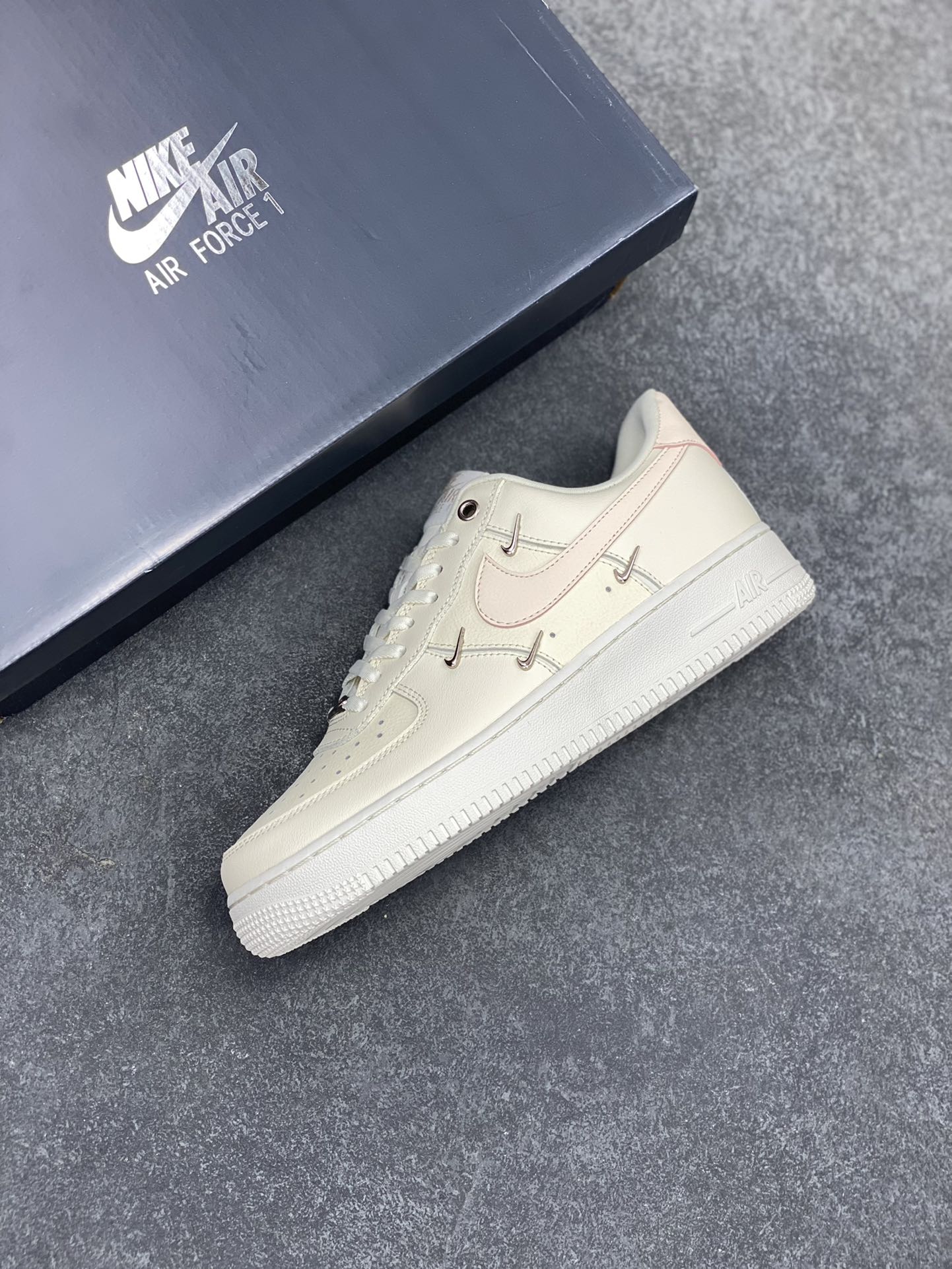 图片[7]-福利特价 Nk Air Force 1‘07 Low 联名 玫瑰小金勾 空军一号低帮休闲板鞋 #经典无需质疑 街头极高的出镜率已经说明了它的魅力 而鞋侧排序整齐的四个小银勾在经典的基础上突出新奇个性 潮人们演绎的各式帅气穿搭 也为这款复古鞋款注入更多的生鲜活力。 货号：FV8110-181 尺码：36 36.5 37.5 38 38.5 39 40 40.5 41 42 42.5 43 44 44.5 45-选品中心