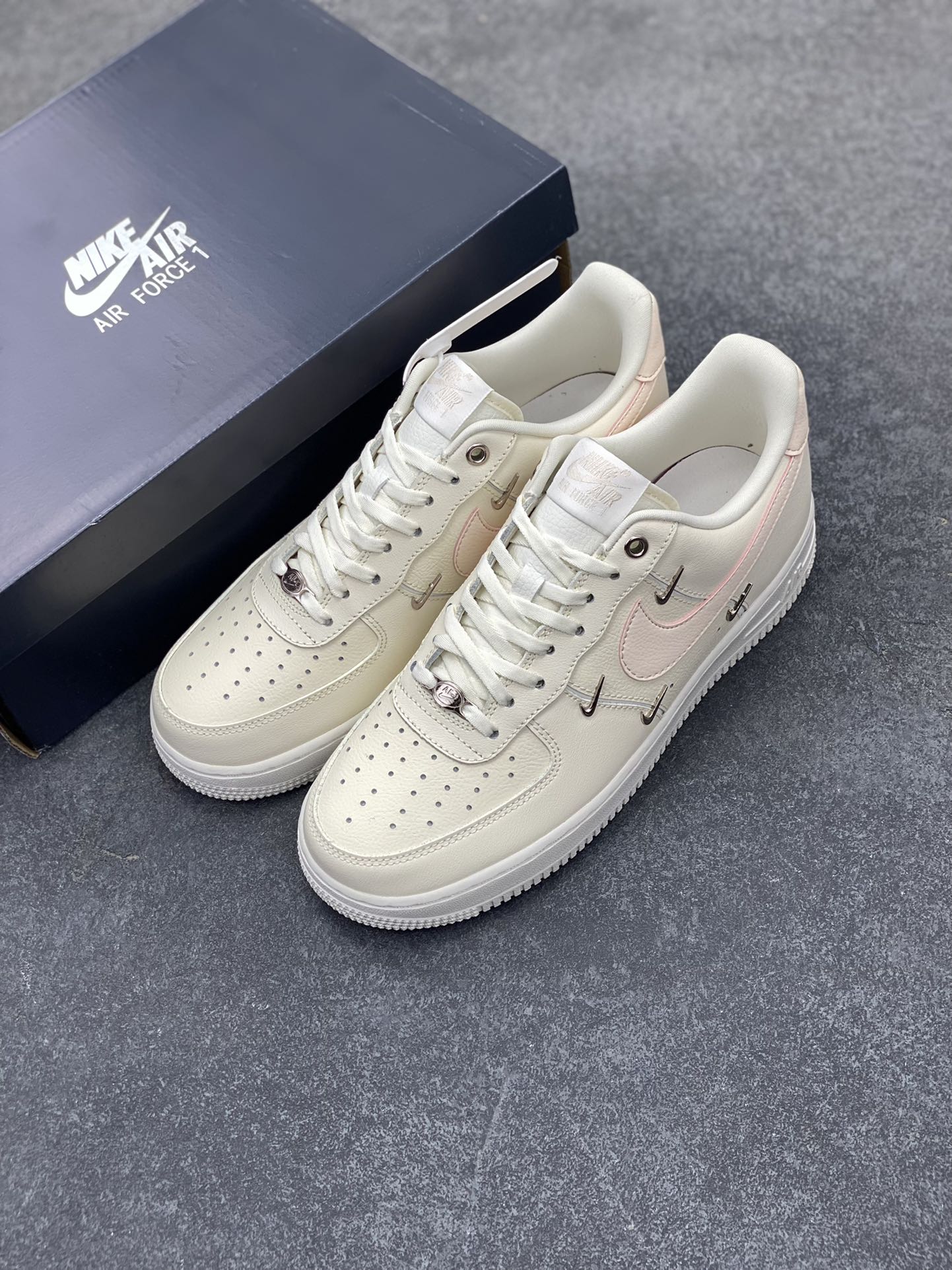 图片[8]-福利特价 Nk Air Force 1‘07 Low 联名 玫瑰小金勾 空军一号低帮休闲板鞋 #经典无需质疑 街头极高的出镜率已经说明了它的魅力 而鞋侧排序整齐的四个小银勾在经典的基础上突出新奇个性 潮人们演绎的各式帅气穿搭 也为这款复古鞋款注入更多的生鲜活力。 货号：FV8110-181 尺码：36 36.5 37.5 38 38.5 39 40 40.5 41 42 42.5 43 44 44.5 45-选品中心