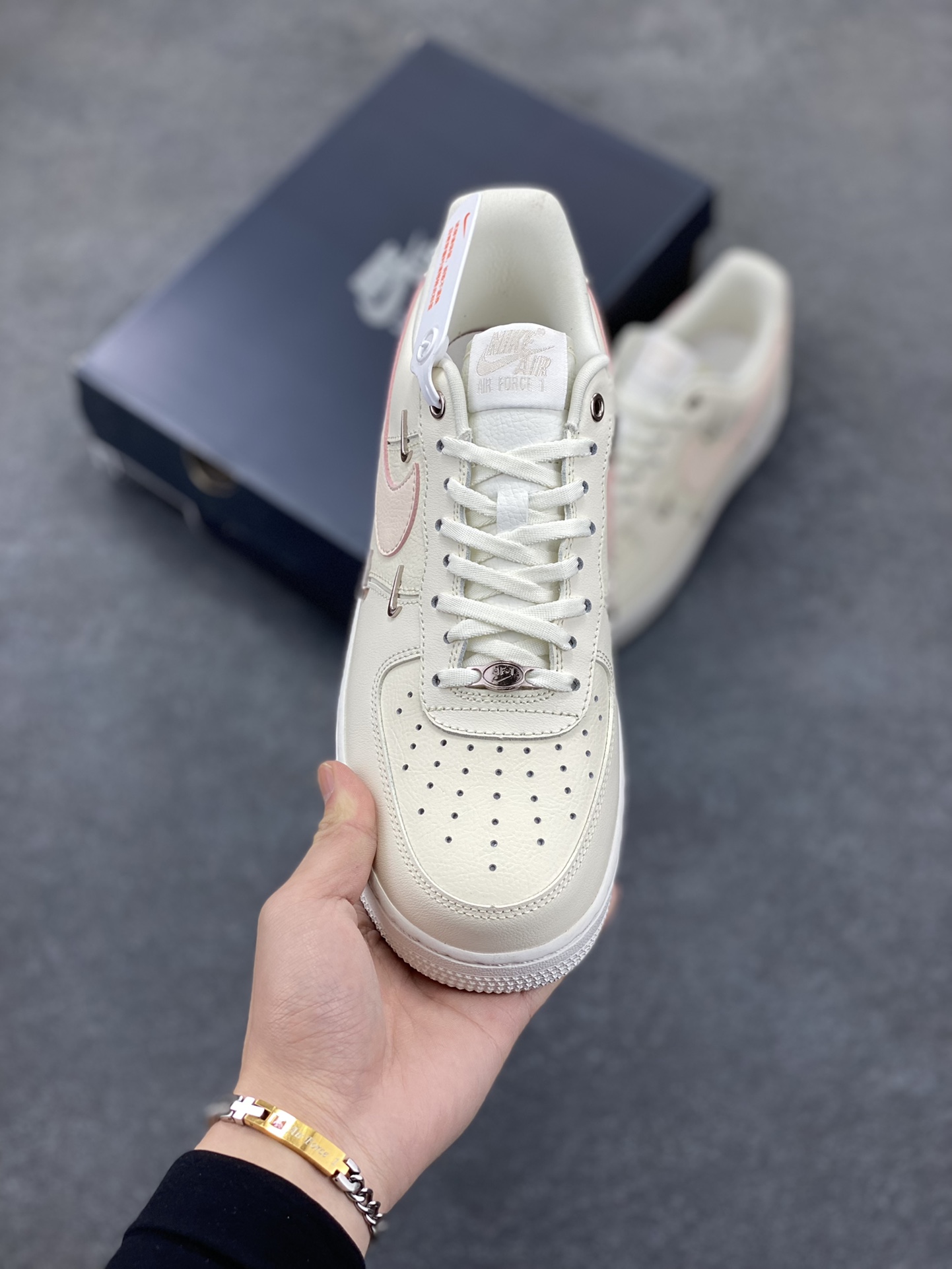 图片[2]-福利特价 Nk Air Force 1‘07 Low 联名 玫瑰小金勾 空军一号低帮休闲板鞋 #经典无需质疑 街头极高的出镜率已经说明了它的魅力 而鞋侧排序整齐的四个小银勾在经典的基础上突出新奇个性 潮人们演绎的各式帅气穿搭 也为这款复古鞋款注入更多的生鲜活力。 货号：FV8110-181 尺码：36 36.5 37.5 38 38.5 39 40 40.5 41 42 42.5 43 44 44.5 45-选品中心