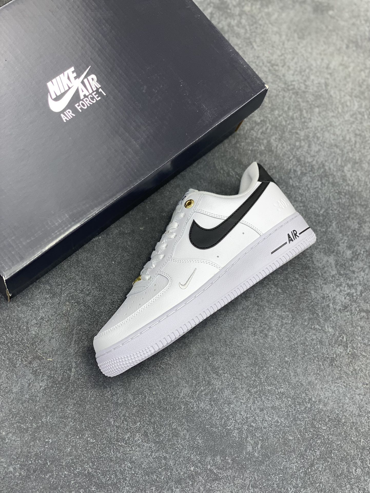 图片[7]-福利特价 原220 Nike Air Force 1 Low 40周年米白黑 空军一号低帮运动休闲板鞋 原楦头原纸板 打造纯正空军版型 专注外贸渠道 全掌内置蜂窝气垫 原盒配件 原厂中底钢印、拉帮完美 货号：DQ7658-100 尺码：36 36.5 37.5 38 38.5 39 40 40.5 41 42 42.5 43 44 44.5 45-选品中心