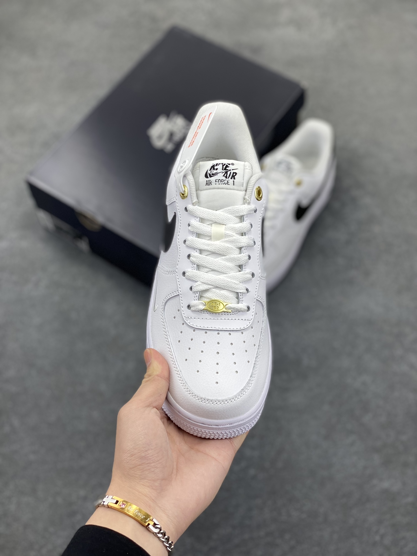 图片[2]-福利特价 原220 Nike Air Force 1 Low 40周年米白黑 空军一号低帮运动休闲板鞋 原楦头原纸板 打造纯正空军版型 专注外贸渠道 全掌内置蜂窝气垫 原盒配件 原厂中底钢印、拉帮完美 货号：DQ7658-100 尺码：36 36.5 37.5 38 38.5 39 40 40.5 41 42 42.5 43 44 44.5 45-选品中心
