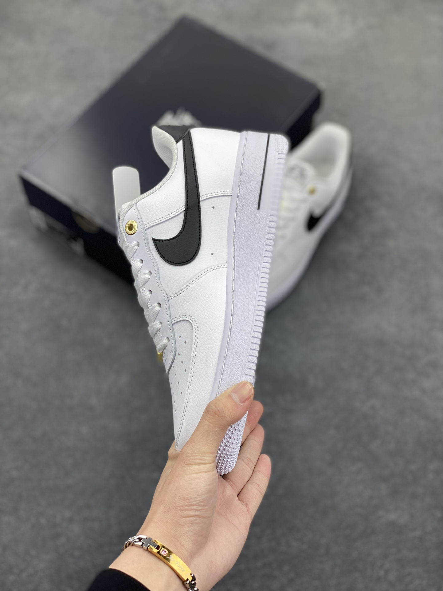图片[3]-福利特价 原220 Nike Air Force 1 Low 40周年米白黑 空军一号低帮运动休闲板鞋 原楦头原纸板 打造纯正空军版型 专注外贸渠道 全掌内置蜂窝气垫 原盒配件 原厂中底钢印、拉帮完美 货号：DQ7658-100 尺码：36 36.5 37.5 38 38.5 39 40 40.5 41 42 42.5 43 44 44.5 45-选品中心
