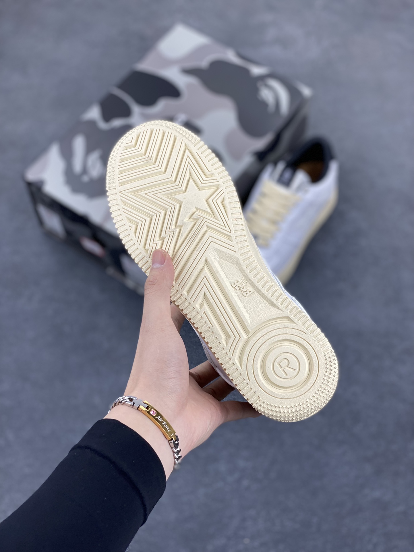 图片[5]-福利特价 潮流教父nigo品牌 明星同款 Bape Sta 绿黑灰 经典百搭休闲运动板鞋 经典猿人头设计 纯正版型 海玻璃鞋垫 内置全掌气垫 全套顶级包装 包含猿人logo定制防尘袋 猿人logo卡片 抗压收纳抽屉式鞋盒 官方同步正码 货号：1H73191921 尺码：36 36.5 37.5 38 38.5 39 40 40.5 41 42 42.5 43 44 44.5 45-选品中心