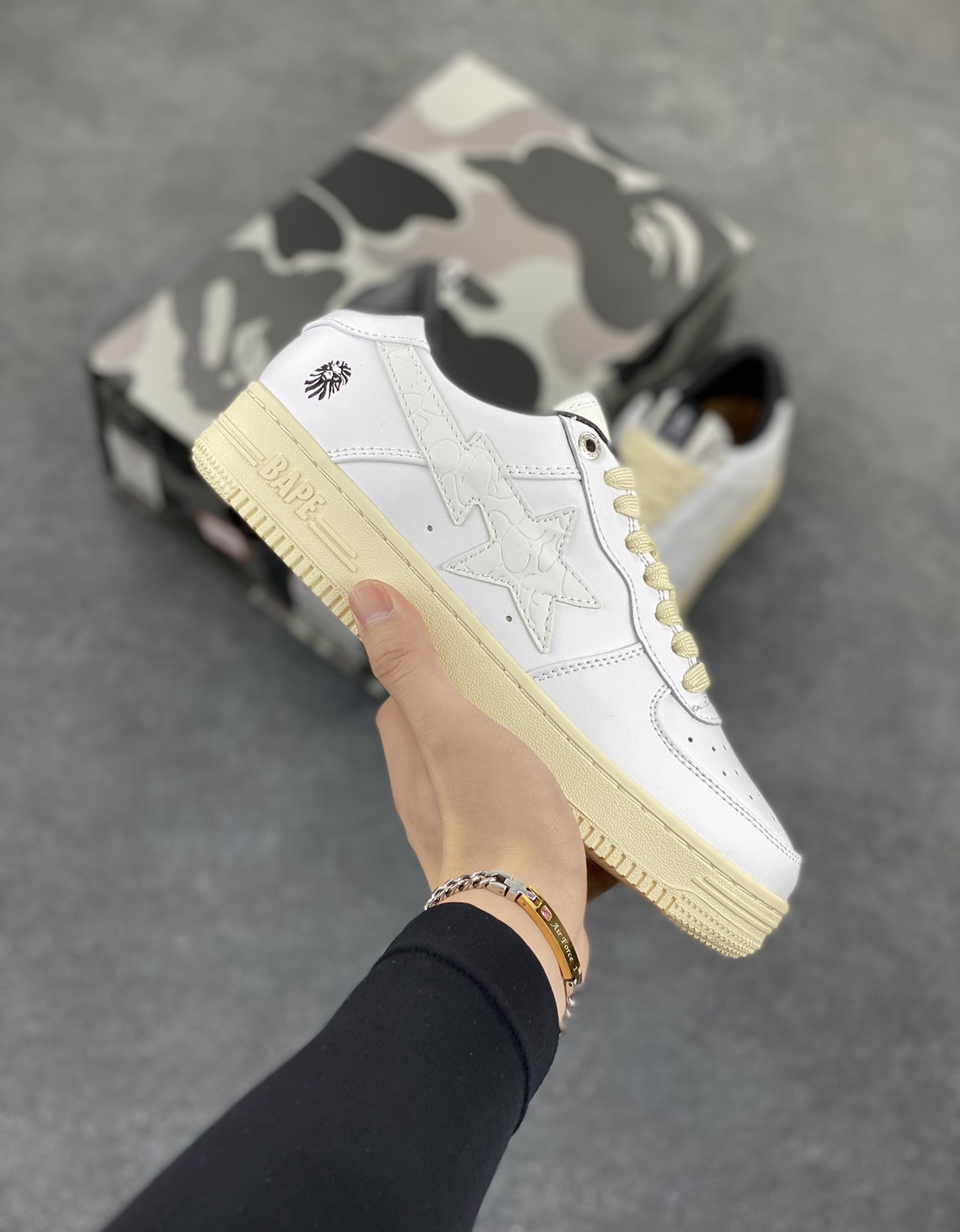 福利特价 潮流教父nigo品牌 明星同款 Bape Sta 绿黑灰 经典百搭休闲运动板鞋 经典猿人头设计 纯正版型 海玻璃鞋垫 内置全掌气垫 全套顶级包装 包含猿人logo定制防尘袋 猿人logo卡片 抗压收纳抽屉式鞋盒 官方同步正码 货号:1H73191921 尺码:36 36.5 37.5 38 38.5 39 40 40.5 41 42 42.5 43 44 44.5 45-选品中心