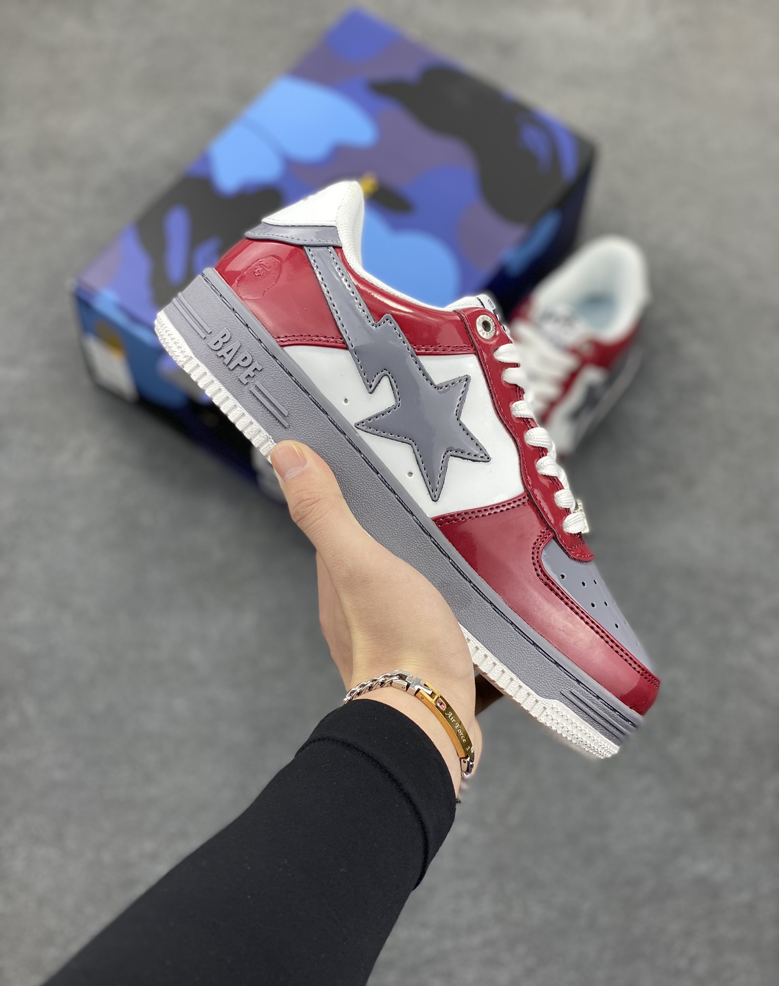 福利特价 潮流教父nigo品牌 明星同款 Bape Sta 绿黑灰 经典百搭休闲运动板鞋 经典猿人头设计 纯正版型 海玻璃鞋垫 内置全掌气垫 全套顶级包装 包含猿人logo定制防尘袋 猿人logo卡片 抗压收纳抽屉式鞋盒 官方同步正码 货号:1I80191006 尺码:36 36.5 37.5 38 38.5 39 40 40.5 41 42 42.5 43 44 44.5 45-选品中心