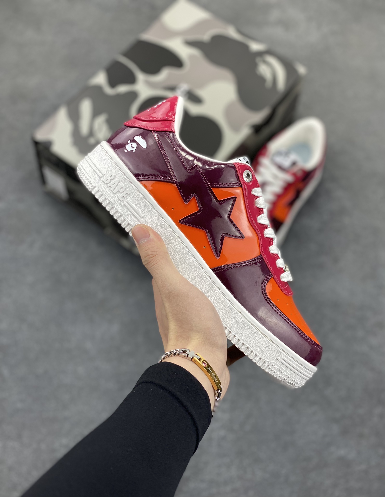 福利特价 潮流教父nigo品牌 明星同款 Bape Sta 绿黑灰 经典百搭休闲运动板鞋 经典猿人头设计 纯正版型 海玻璃鞋垫 内置全掌气垫 全套顶级包装 包含猿人logo定制防尘袋 猿人logo卡片 抗压收纳抽屉式鞋盒 官方同步正码 货号:1H20191046 尺码:36 36.5 37.5 38 38.5 39 40 40.5 41 42 42.5 43 44 44.5 45-选品中心