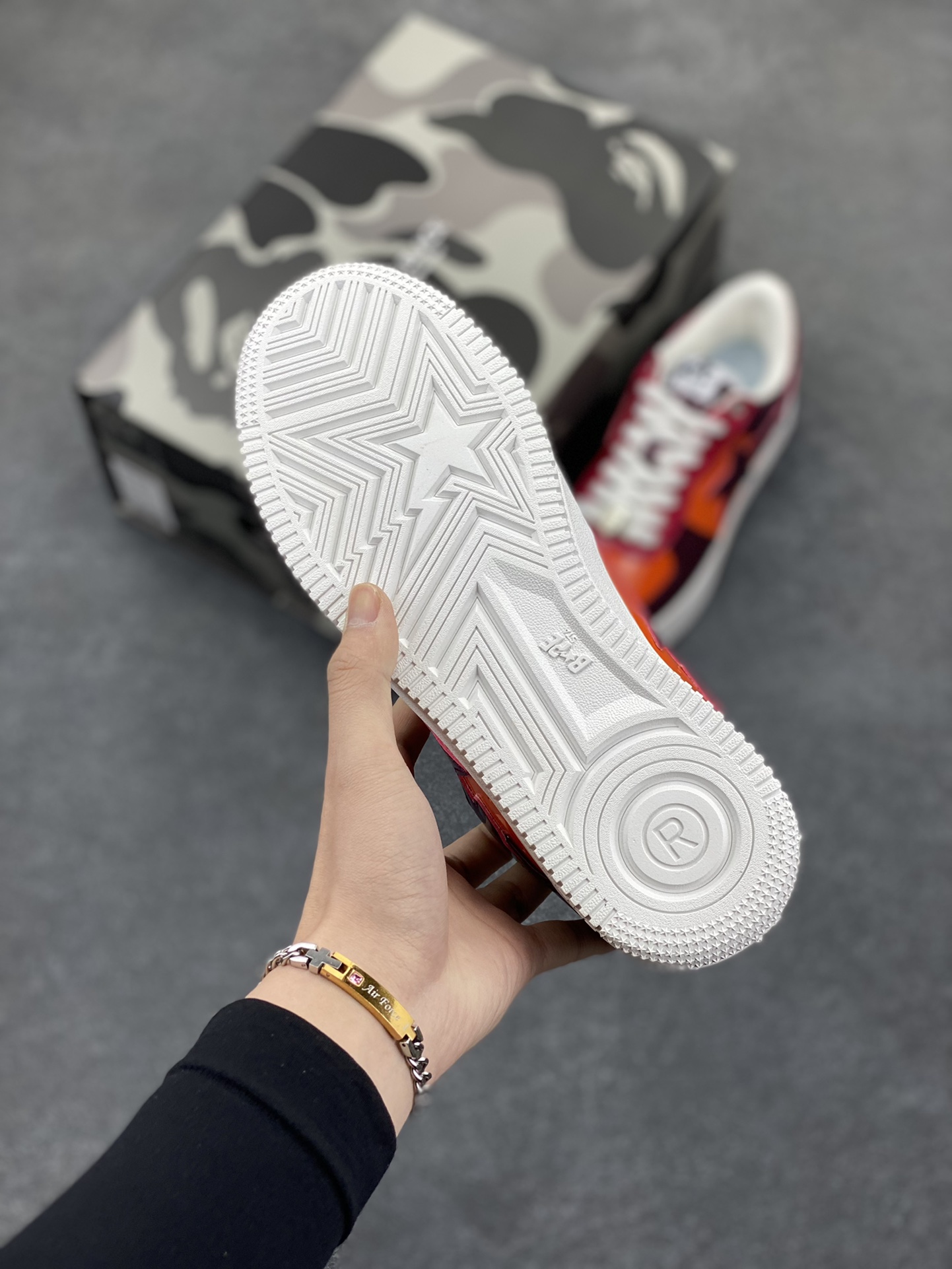 图片[5]-福利特价 潮流教父nigo品牌 明星同款 Bape Sta 绿黑灰 经典百搭休闲运动板鞋 经典猿人头设计 纯正版型 海玻璃鞋垫 内置全掌气垫 全套顶级包装 包含猿人logo定制防尘袋 猿人logo卡片 抗压收纳抽屉式鞋盒 官方同步正码 货号：1H20191046 尺码：36 36.5 37.5 38 38.5 39 40 40.5 41 42 42.5 43 44 44.5 45-选品中心