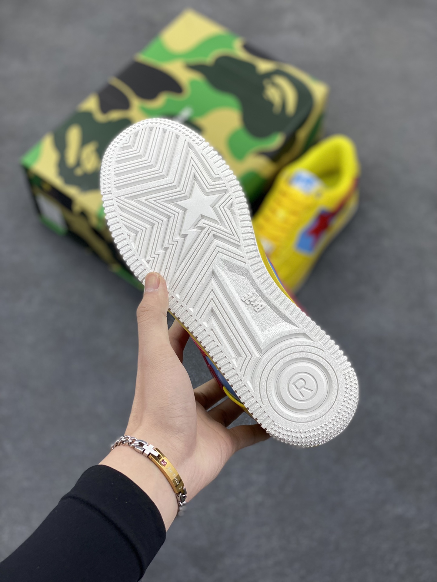 图片[5]-福利特价 潮流教父nigo品牌 明星同款 Bape Sta 绿黑灰 经典百搭休闲运动板鞋 经典猿人头设计 纯正版型 海玻璃鞋垫 内置全掌气垫 全套顶级包装 包含猿人logo定制防尘袋 猿人logo卡片 抗压收纳抽屉式鞋盒 官方同步正码 货号：1I73291905 尺码：36 36.5 37.5 38 38.5 39 40 40.5 41 42 42.5 43 44 44.5 45-选品中心