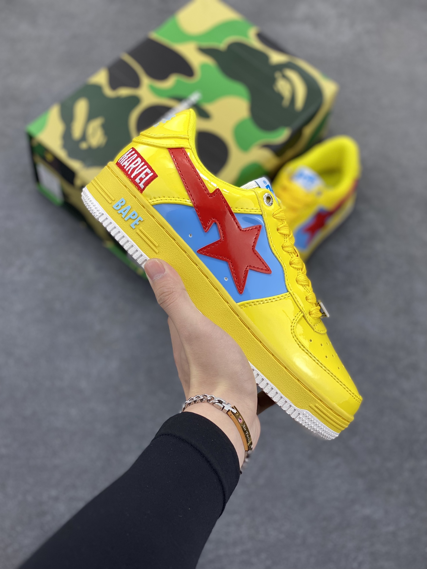 福利特价 潮流教父nigo品牌 明星同款 Bape Sta 绿黑灰 经典百搭休闲运动板鞋 经典猿人头设计 纯正版型 海玻璃鞋垫 内置全掌气垫 全套顶级包装 包含猿人logo定制防尘袋 猿人logo卡片 抗压收纳抽屉式鞋盒 官方同步正码 货号：1I73291905 尺码：36 36.5 37.5 38 38.5 39 40 40.5 41 42 42.5 43 44 44.5 45-选品中心