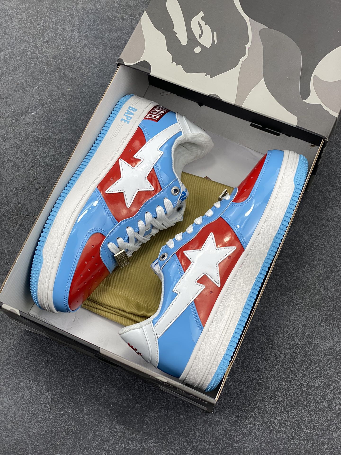 图片[9]-福利特价 潮流教父nigo品牌 明星同款 Bape Sta 绿黑灰 经典百搭休闲运动板鞋 经典猿人头设计 纯正版型 海玻璃鞋垫 内置全掌气垫 全套顶级包装 包含猿人logo定制防尘袋 猿人logo卡片 抗压收纳抽屉式鞋盒 官方同步正码 货号：1I73291903 尺码：36 36.5 37.5 38 38.5 39 40 40.5 41 42 42.5 43 44 44.5 45-选品中心