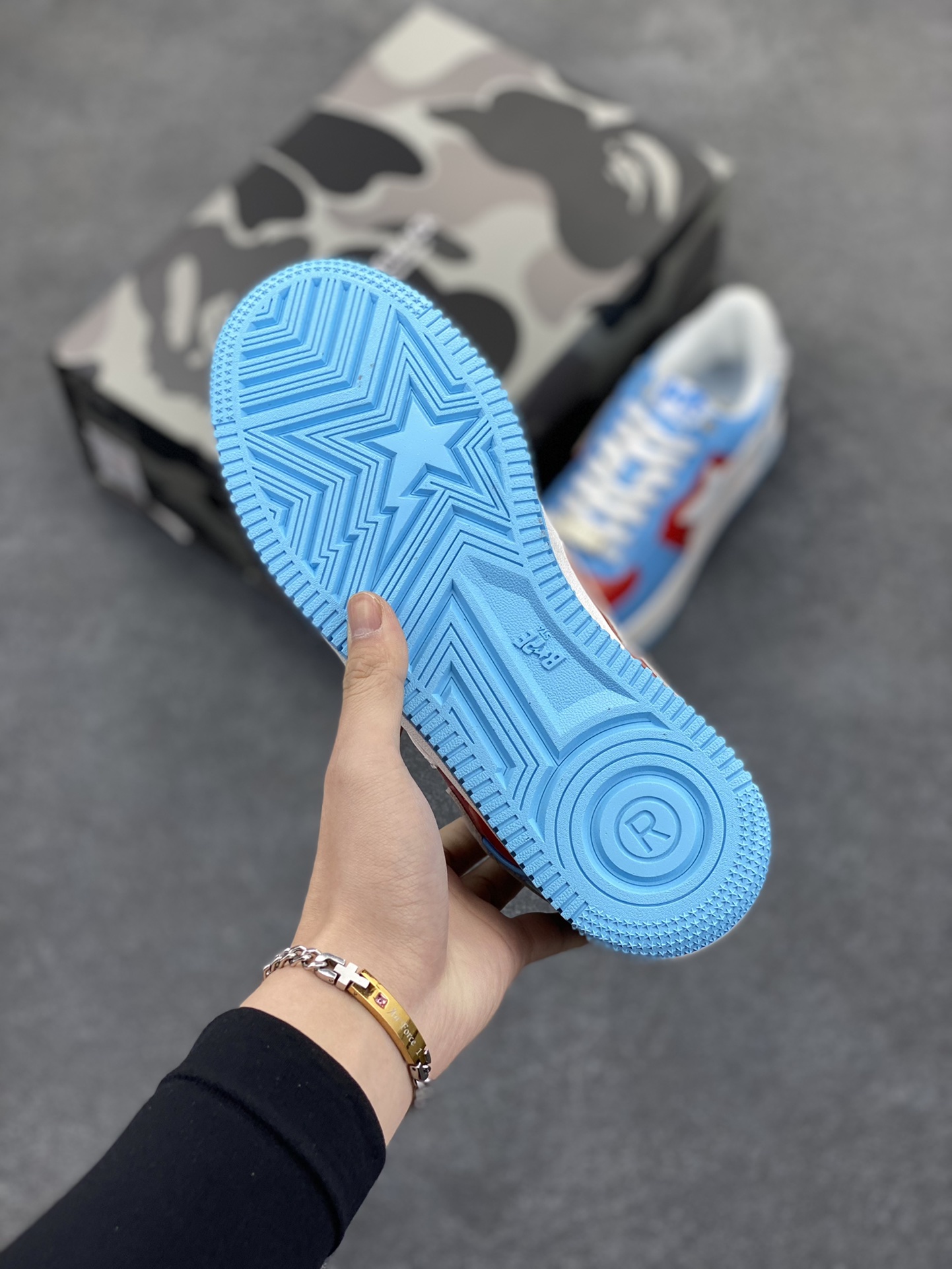 图片[5]-福利特价 潮流教父nigo品牌 明星同款 Bape Sta 绿黑灰 经典百搭休闲运动板鞋 经典猿人头设计 纯正版型 海玻璃鞋垫 内置全掌气垫 全套顶级包装 包含猿人logo定制防尘袋 猿人logo卡片 抗压收纳抽屉式鞋盒 官方同步正码 货号：1I73291903 尺码：36 36.5 37.5 38 38.5 39 40 40.5 41 42 42.5 43 44 44.5 45-选品中心