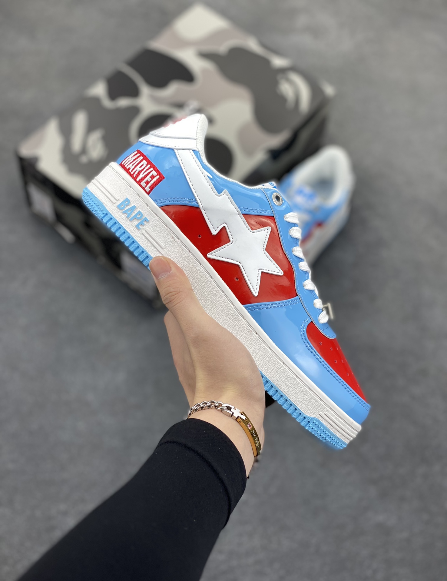 福利特价 潮流教父nigo品牌 明星同款 Bape Sta 绿黑灰 经典百搭休闲运动板鞋 经典猿人头设计 纯正版型 海玻璃鞋垫 内置全掌气垫 全套顶级包装 包含猿人logo定制防尘袋 猿人logo卡片 抗压收纳抽屉式鞋盒 官方同步正码 货号：1I73291903 尺码：36 36.5 37.5 38 38.5 39 40 40.5 41 42 42.5 43 44 44.5 45-选品中心