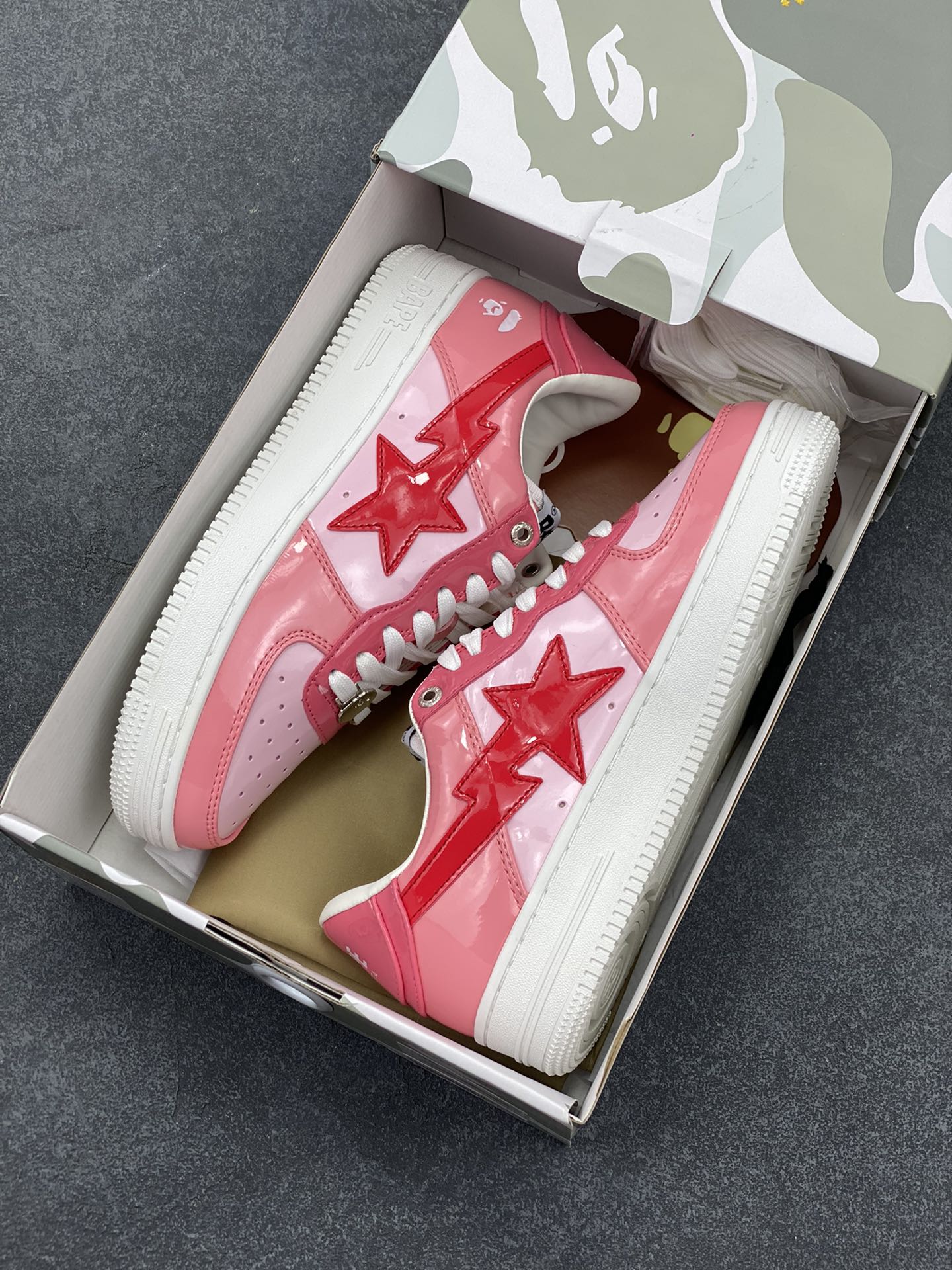 图片[9]-福利特价 潮流教父nigo品牌 明星同款 Bape Sta 绿黑灰 经典百搭休闲运动板鞋 经典猿人头设计 纯正版型 海玻璃鞋垫 内置全掌气垫 全套顶级包装 包含猿人logo定制防尘袋 猿人logo卡片 抗压收纳抽屉式鞋盒 官方同步正码 货号：1H20191046 尺码：36 36.5 37.5 38 38.5 39 40 40.5 41 42 42.5 43 44 44.5 45-选品中心