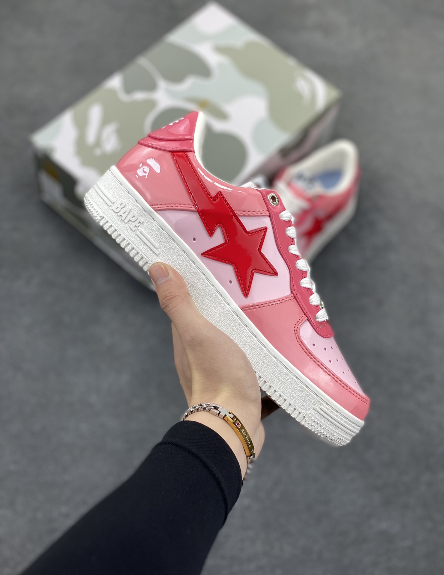 福利特价 潮流教父nigo品牌 明星同款 Bape Sta 绿黑灰 经典百搭休闲运动板鞋 经典猿人头设计 纯正版型 海玻璃鞋垫 内置全掌气垫 全套顶级包装 包含猿人logo定制防尘袋 猿人logo卡片 抗压收纳抽屉式鞋盒 官方同步正码 货号:1H20191046 尺码:36 36.5 37.5 38 38.5 39 40 40.5 41 42 42.5 43 44 44.5 45-选品中心