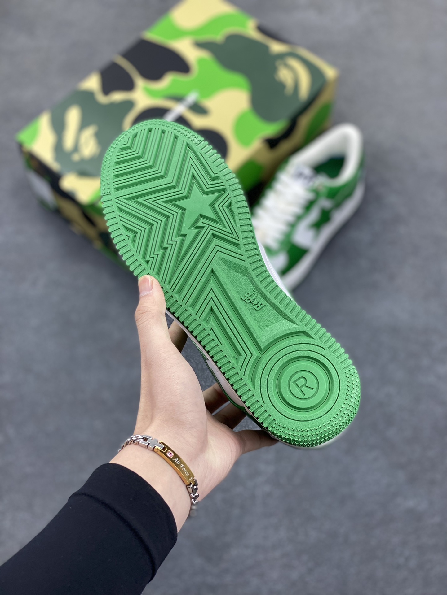 图片[5]-福利特价 潮流教父nigo品牌 明星同款 Bape Sta 绿黑灰 经典百搭休闲运动板鞋 经典猿人头设计 纯正版型 海玻璃鞋垫 内置全掌气垫 全套顶级包装 包含猿人logo定制防尘袋 猿人logo卡片 抗压收纳抽屉式鞋盒 官方同步正码 货号：1H70191001 尺码：36 36.5 37.5 38 38.5 39 40 40.5 41 42 42.5 43 44 44.5 45-选品中心