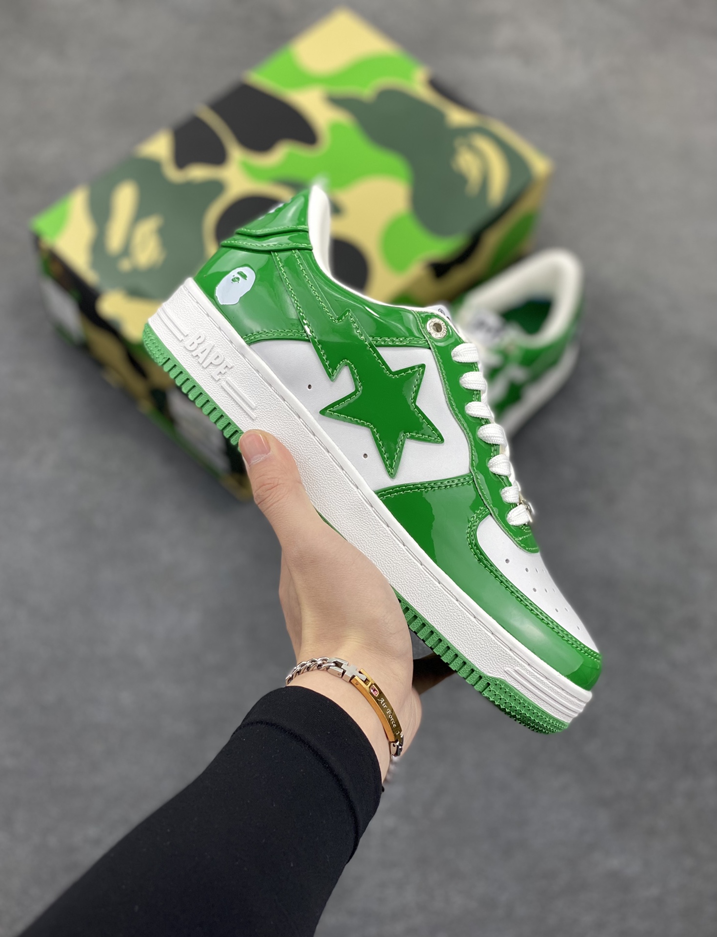 福利特价 潮流教父nigo品牌 明星同款 Bape Sta 绿黑灰 经典百搭休闲运动板鞋 经典猿人头设计 纯正版型 海玻璃鞋垫 内置全掌气垫 全套顶级包装 包含猿人logo定制防尘袋 猿人logo卡片 抗压收纳抽屉式鞋盒 官方同步正码 货号:1H70191001 尺码:36 36.5 37.5 38 38.5 39 40 40.5 41 42 42.5 43 44 44.5 45-选品中心