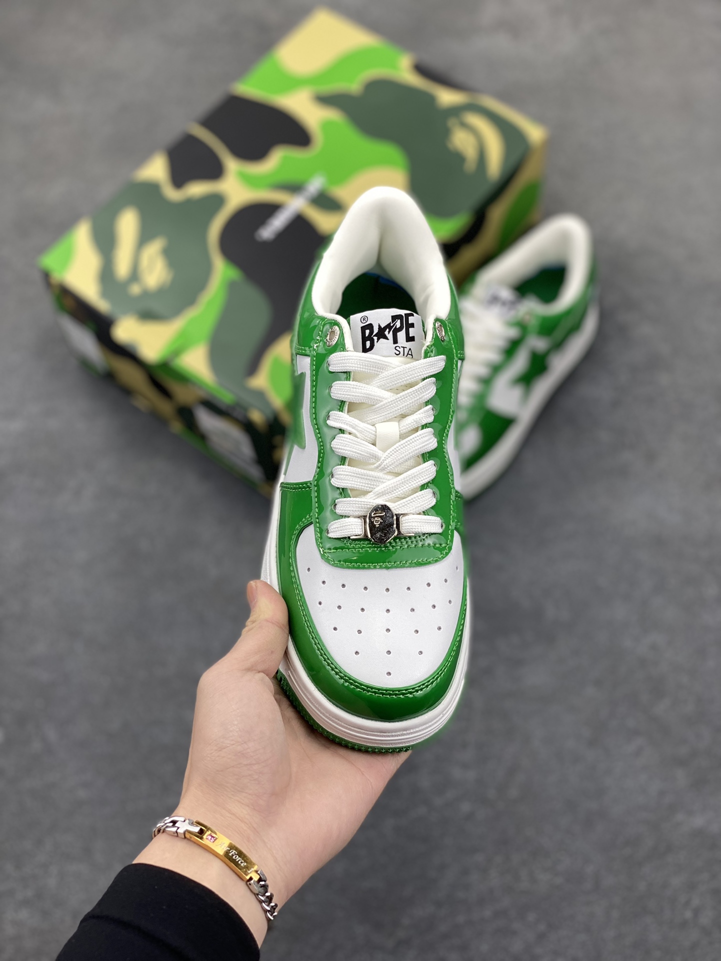 图片[2]-福利特价 潮流教父nigo品牌 明星同款 Bape Sta 绿黑灰 经典百搭休闲运动板鞋 经典猿人头设计 纯正版型 海玻璃鞋垫 内置全掌气垫 全套顶级包装 包含猿人logo定制防尘袋 猿人logo卡片 抗压收纳抽屉式鞋盒 官方同步正码 货号：1H70191001 尺码：36 36.5 37.5 38 38.5 39 40 40.5 41 42 42.5 43 44 44.5 45-选品中心