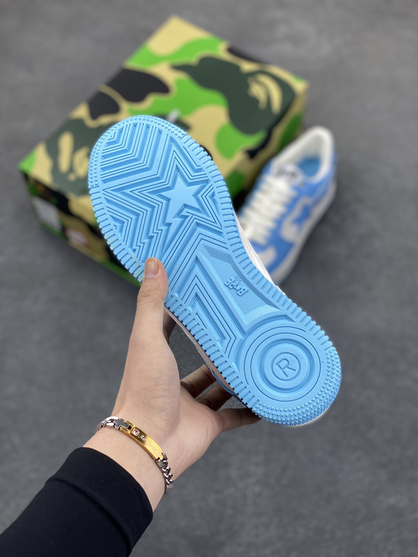 图片[5]-福利特价 潮流教父nigo品牌 明星同款 Bape Sta 绿黑灰 经典百搭休闲运动板鞋 经典猿人头设计 纯正版型 海玻璃鞋垫 内置全掌气垫 全套顶级包装 包含猿人logo定制防尘袋 猿人logo卡片 抗压收纳抽屉式鞋盒 官方同步正码 货号：1H70191001 尺码：36 36.5 37.5 38 38.5 39 40 40.5 41 42 42.5 43 44 44.5 45-选品中心