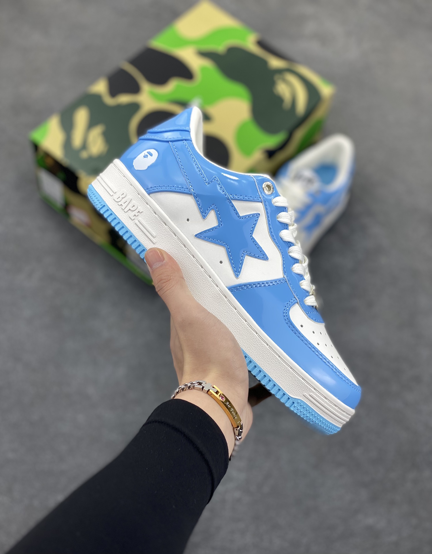 福利特价 潮流教父nigo品牌 明星同款 Bape Sta 绿黑灰 经典百搭休闲运动板鞋 经典猿人头设计 纯正版型 海玻璃鞋垫 内置全掌气垫 全套顶级包装 包含猿人logo定制防尘袋 猿人logo卡片 抗压收纳抽屉式鞋盒 官方同步正码 货号：1H70191001 尺码：36 36.5 37.5 38 38.5 39 40 40.5 41 42 42.5 43 44 44.5 45-选品中心