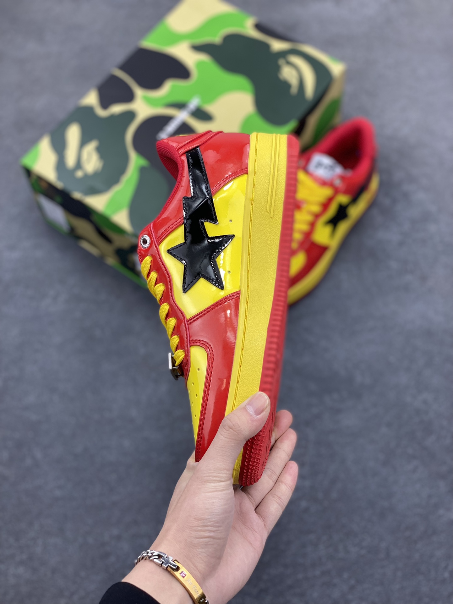 图片[3]-福利特价 潮流教父nigo品牌 明星同款 Bape Sta 绿黑灰 经典百搭休闲运动板鞋 经典猿人头设计 纯正版型 海玻璃鞋垫 内置全掌气垫 全套顶级包装 包含猿人logo定制防尘袋 猿人logo卡片 抗压收纳抽屉式鞋盒 官方同步正码 货号：1I73291902 尺码：36 36.5 37.5 38 38.5 39 40 40.5 41 42 42.5 43 44 44.5 45-选品中心