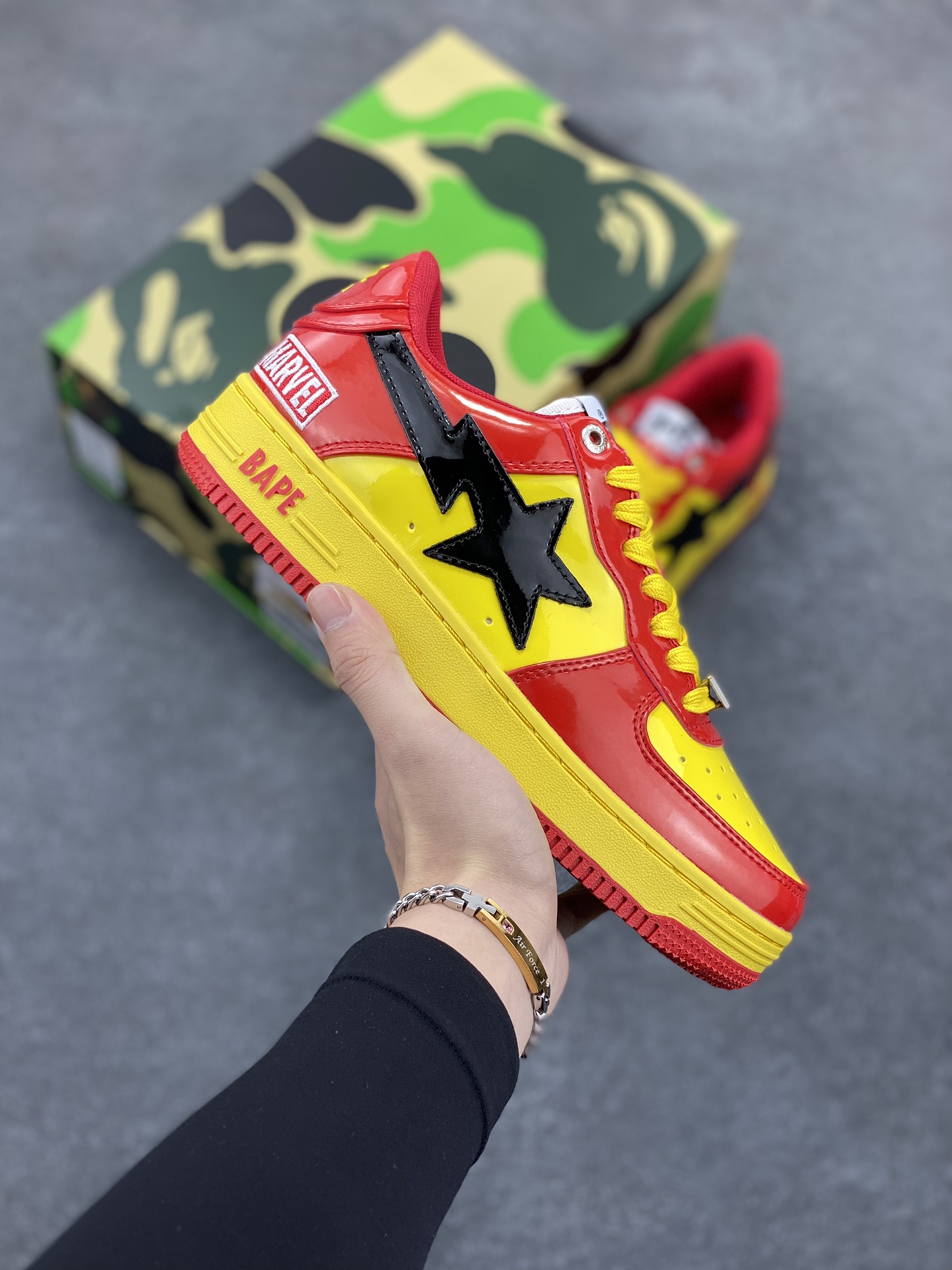 福利特价 潮流教父nigo品牌 明星同款 Bape Sta 绿黑灰 经典百搭休闲运动板鞋 经典猿人头设计 纯正版型 海玻璃鞋垫 内置全掌气垫 全套顶级包装 包含猿人logo定制防尘袋 猿人logo卡片 抗压收纳抽屉式鞋盒 官方同步正码 货号:1I73291902 尺码:36 36.5 37.5 38 38.5 39 40 40.5 41 42 42.5 43 44 44.5 45-选品中心